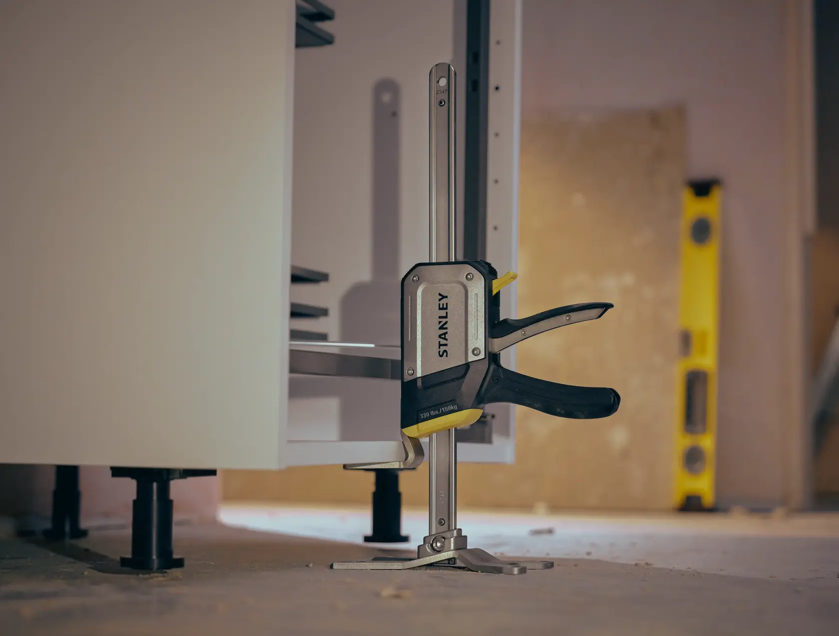 STANLEY FMHT83550-1 morsetto fissa mobile, fotografia laterale su pavimento da officina.