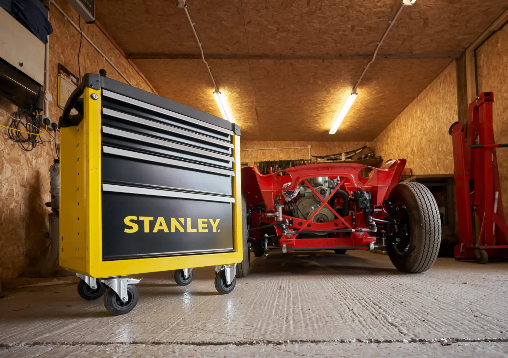 Foto del carrello portautensili giallo e nero STANLEY STST74305-1 in un garage, visuale frontale sinistra.