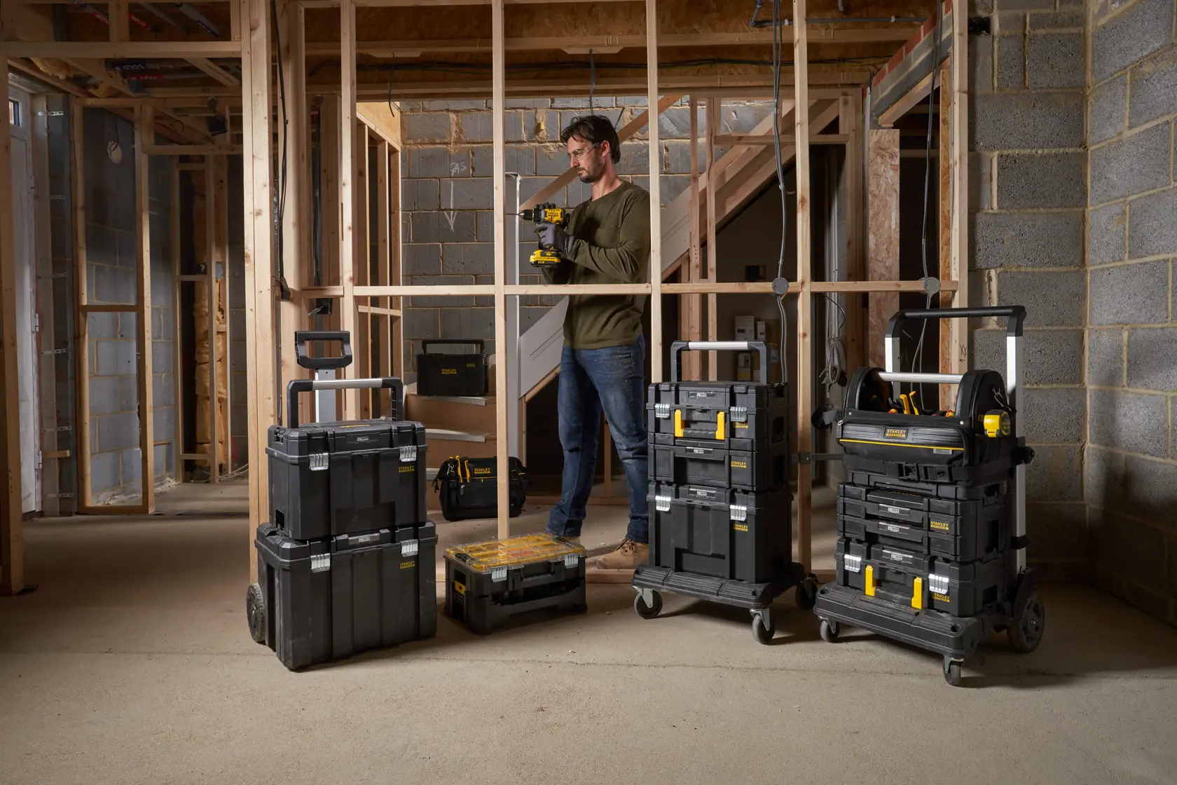 STANLEY FMST82967-9 casse porta attrezzi su ruote in cantiere, diverse unità impilate con maniglie.