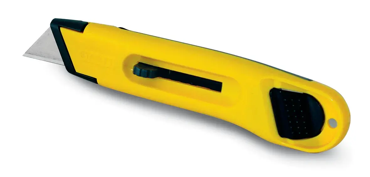 STANLEY 0-10-088 taglierino con manico giallo e nero, vista laterale, lama retrattile, su sfondo bianco.