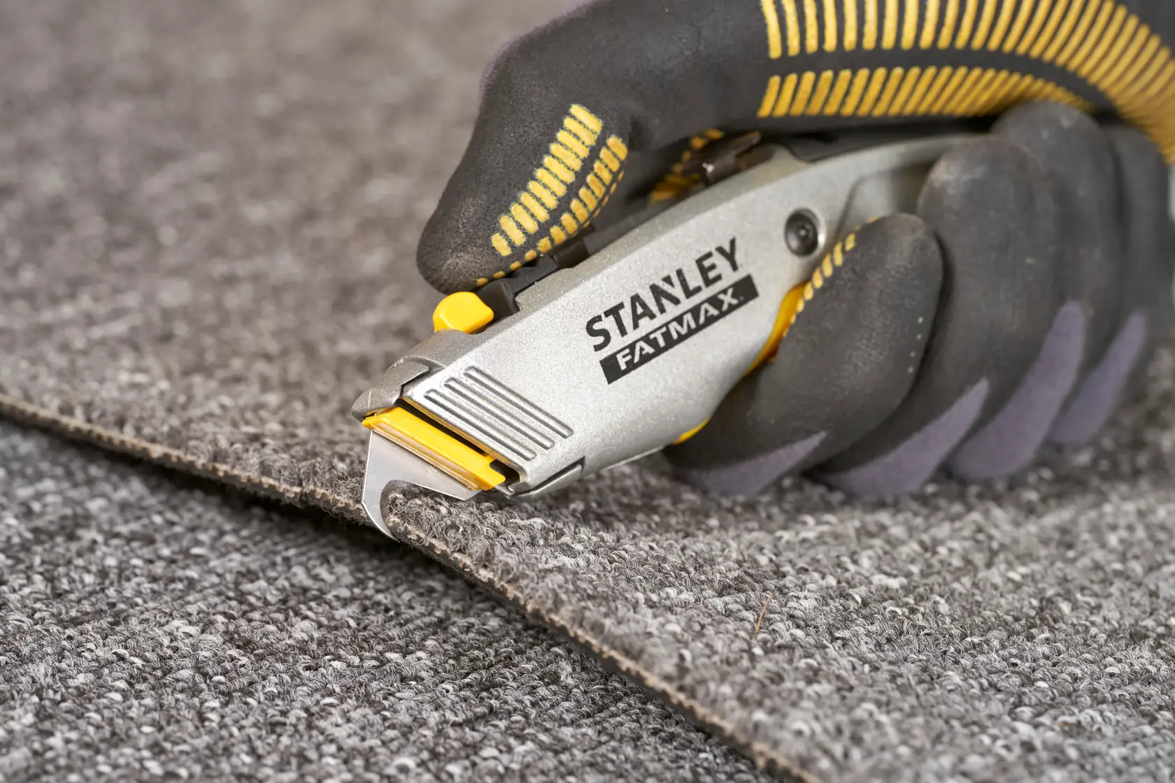 STANLEY 0-10-789 taglierino per tappeti, primo piano, impugnatura grigia e gialla.