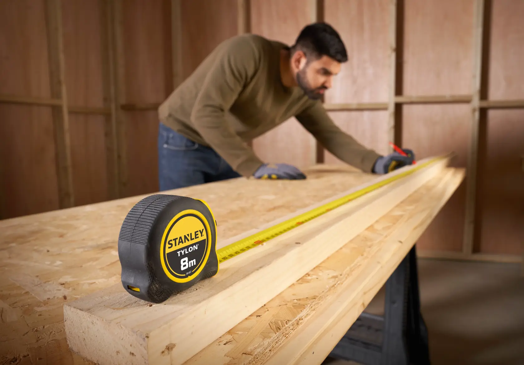 STANLEY 0-30-657 metro a nastro su banco da lavoro in legno, esteso per misurare, ambiente interno.