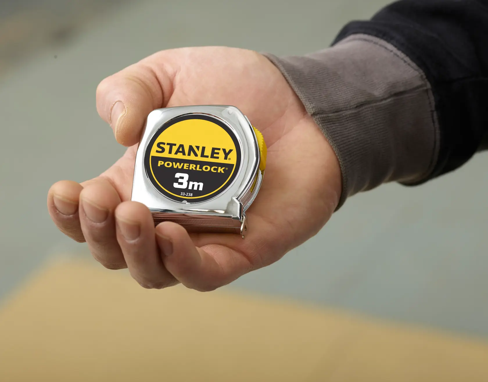Foto del STANLEY 0-33-238 PowerLock metro a nastro in mano, giallo e nero, 3m, categoria fotografia.
