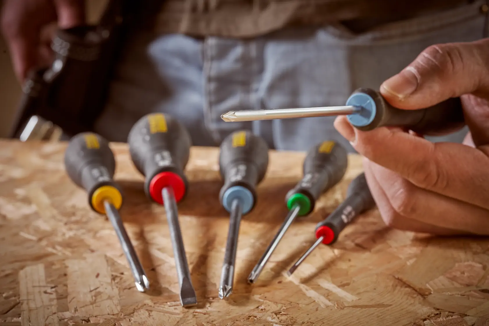 STANLEY 0-65-335 set di cacciaviti con manici colorati su superficie di legno, primo piano.