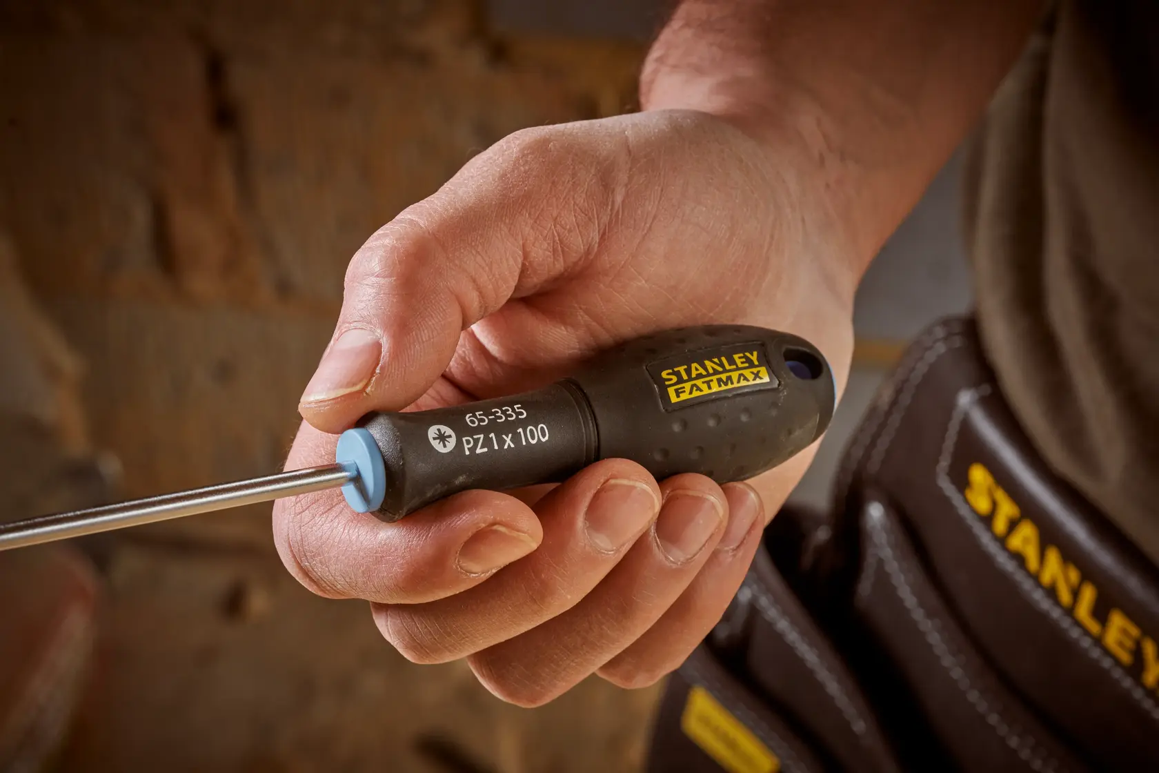 Foto di cacciavite STANLEY 0-65-335 con manico ergonomico nero e marchio giallo tenuto in mano.