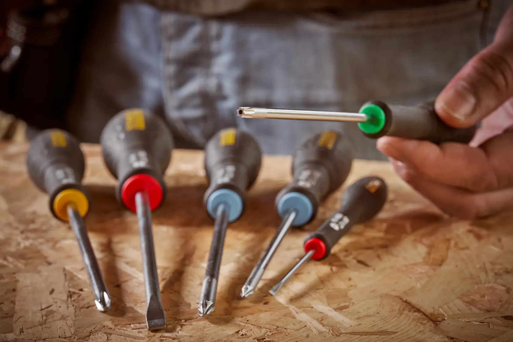 Foto del set di cacciaviti STANLEY 0-65-396 con manici colorati su superficie in legno.