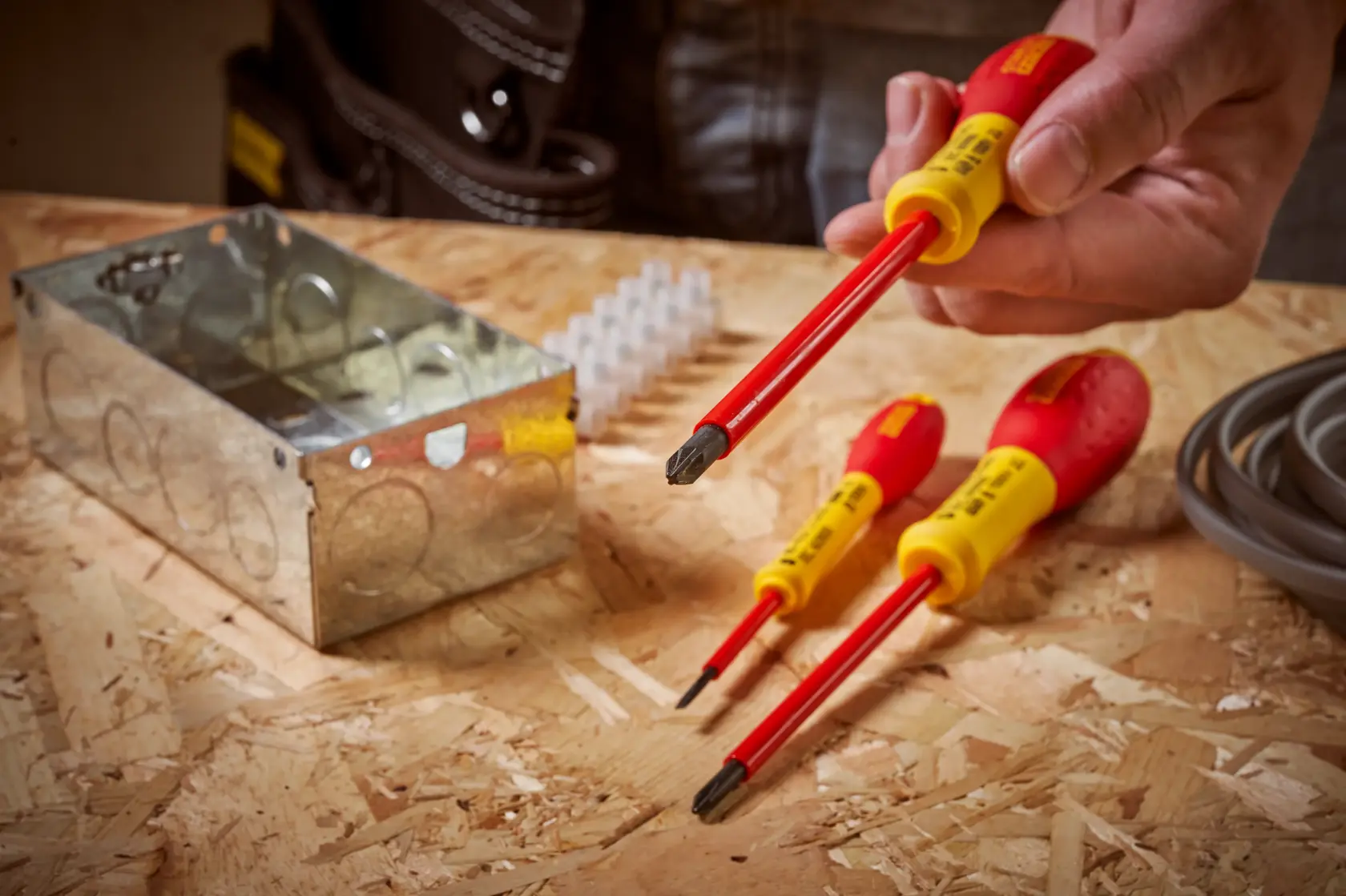 STANLEY 0-65-419 set di cacciaviti isolati con manici rossi e gialli su banco elettrico.