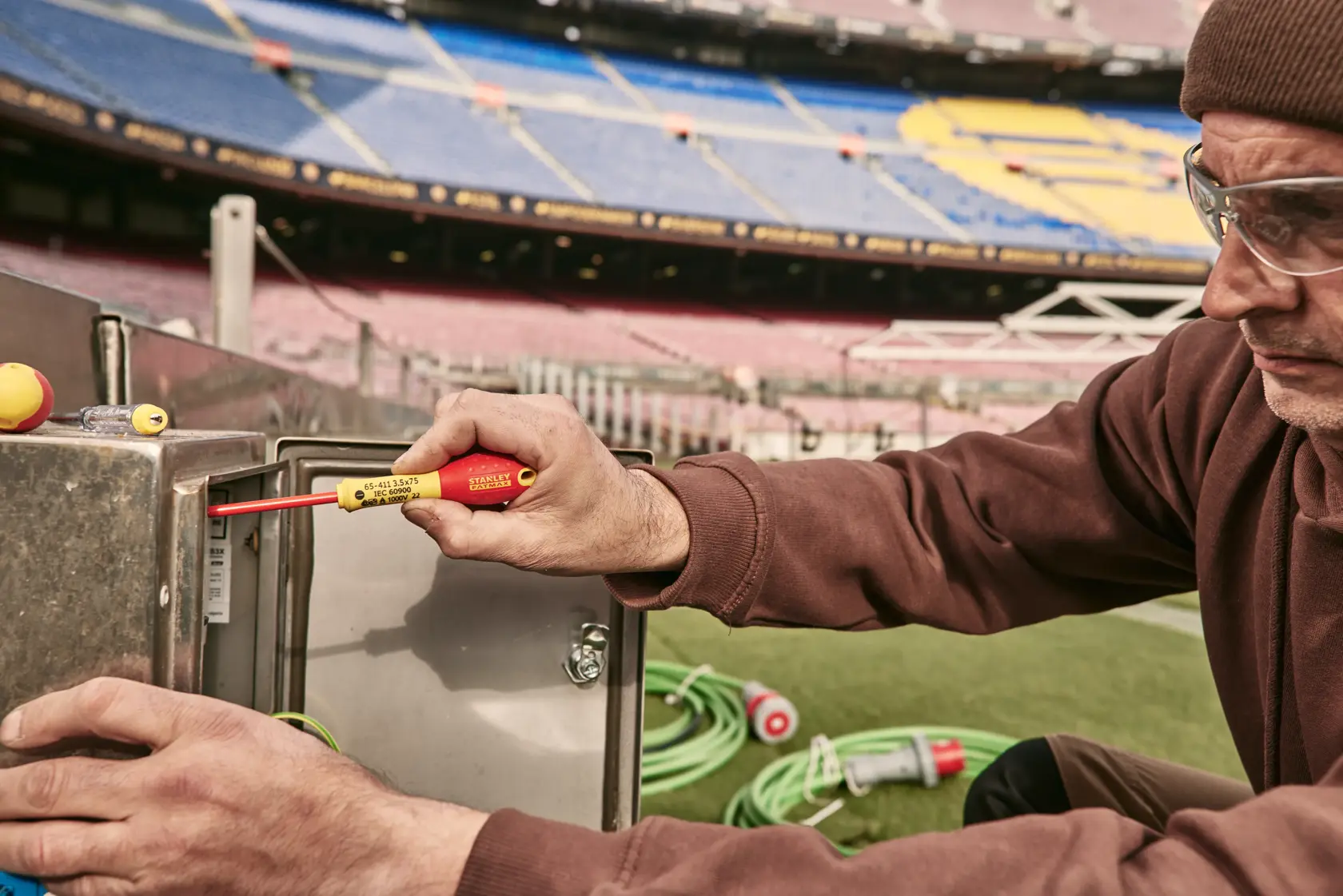 Foto del cacciavite isolato STANLEY 0-65-443 utilizzato su scatola elettrica metallica in uno stadio.