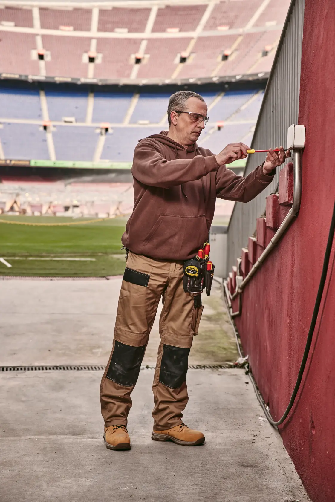 STANLEY 0-65-443 cacciavite utilizzato da un operaio che ripara una scatola elettrica nello stadio.