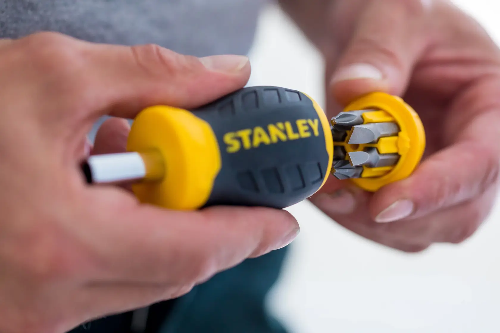 STANLEY 0-66-357 cacciavite multibit con manico giallo e nero, dettaglio dello scomparto per inserti nel tappo.