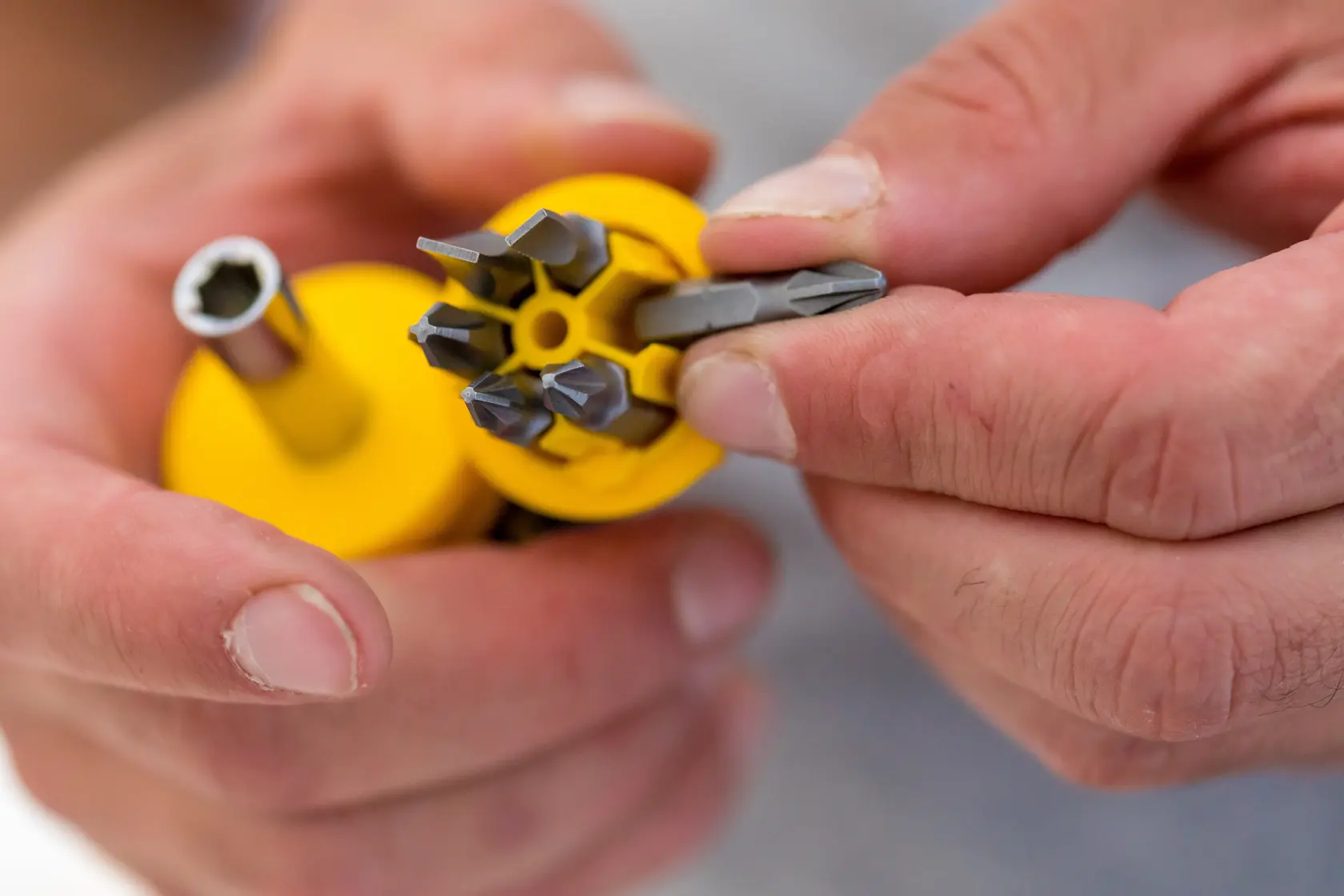 STANLEY 0-66-357 set di cacciaviti con manico giallo e vari inserti intercambiabili tenuti in mano, primo piano.