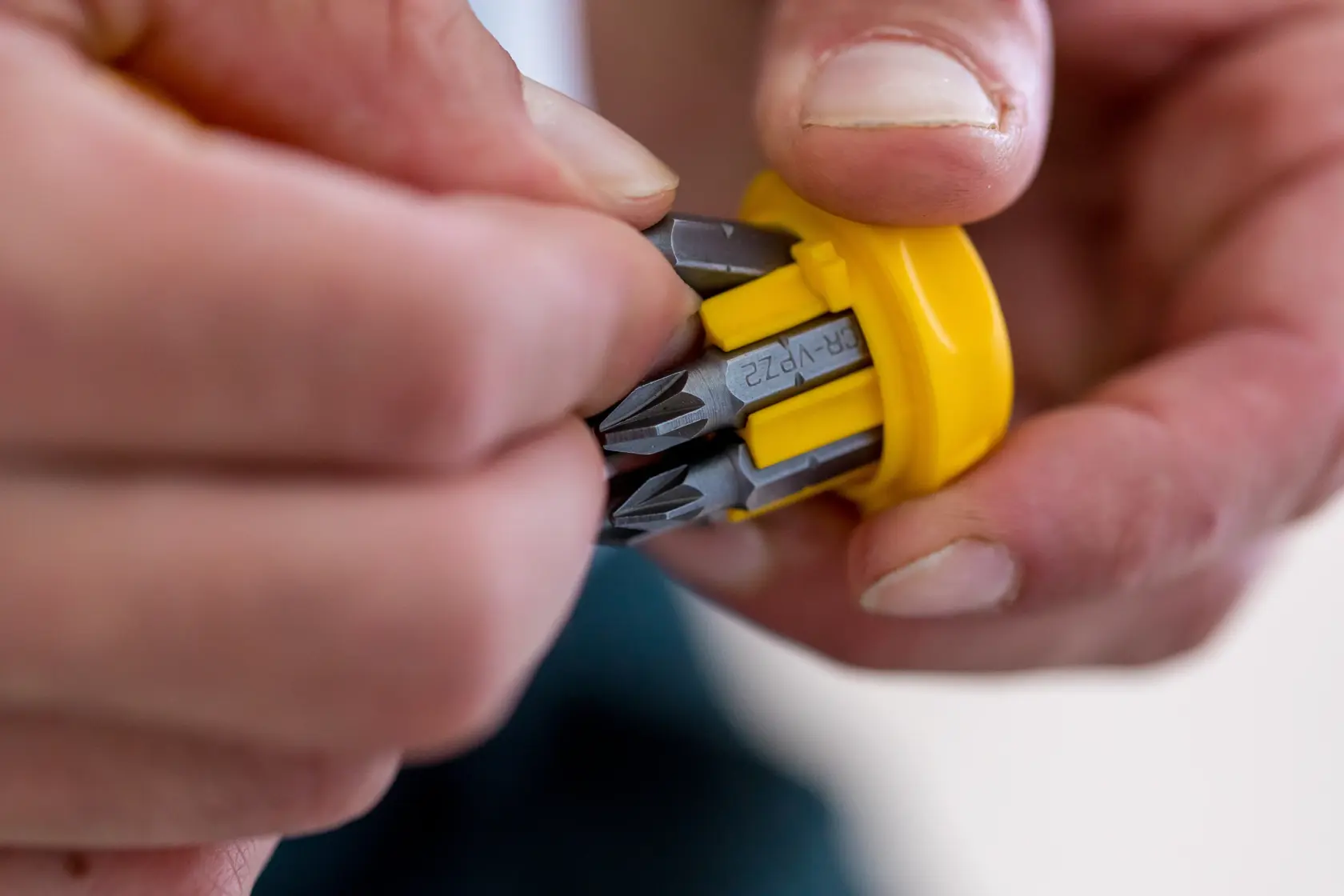 Stanley 0-66-358 inserti per cacciavite nel supporto giallo, vista ravvicinata di mano che seleziona inserto.