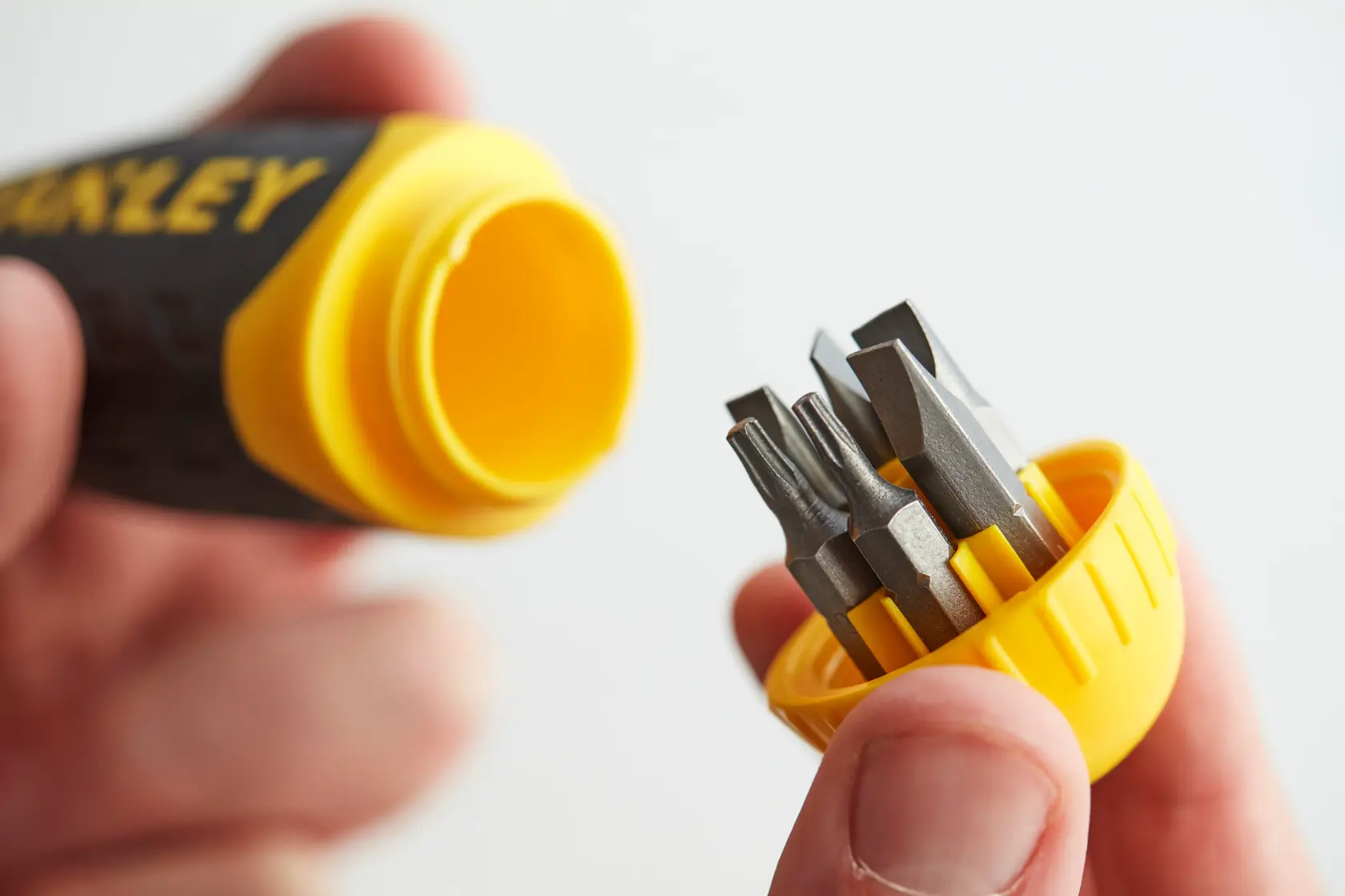 STANLEY 0-68-010 manico di cacciavite con tappo giallo e inserti assortiti, primo piano.