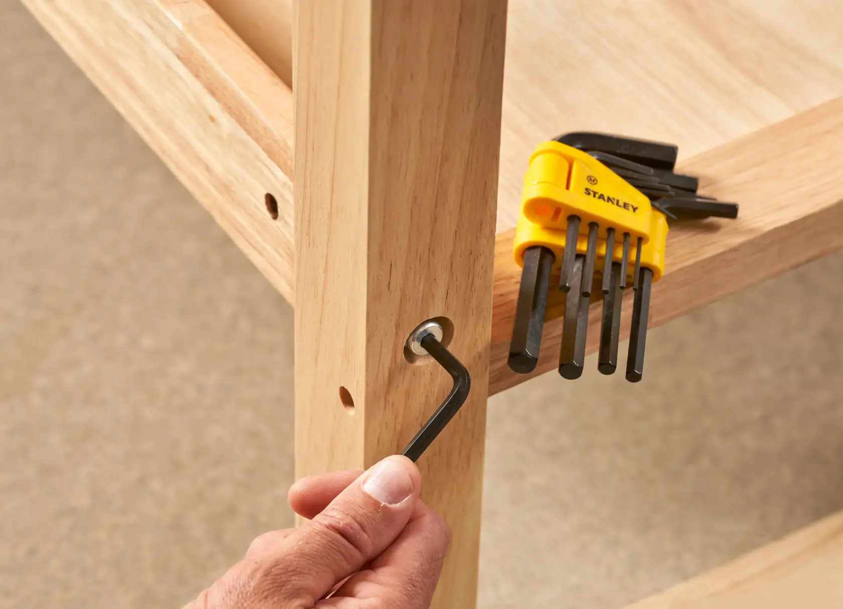 STANLEY 0-69-253 set di chiavi esagonali, portachiavi giallo, chiavi nere, assemblaggio mobile in legno, vista laterale