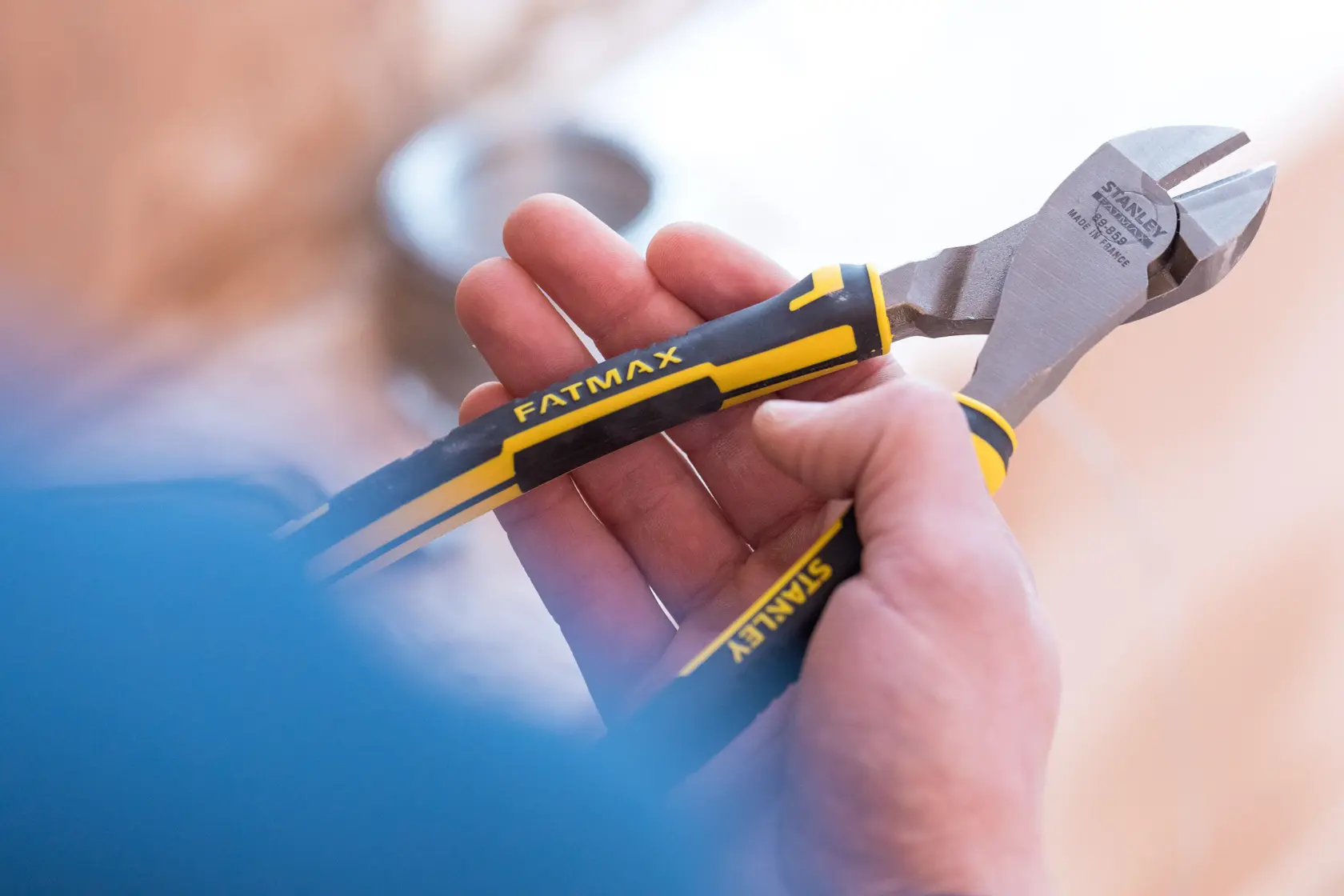 Pinza da taglio diagonale STANLEY 0-89-859 con manici FATMAX neri e gialli tenuta in mano.