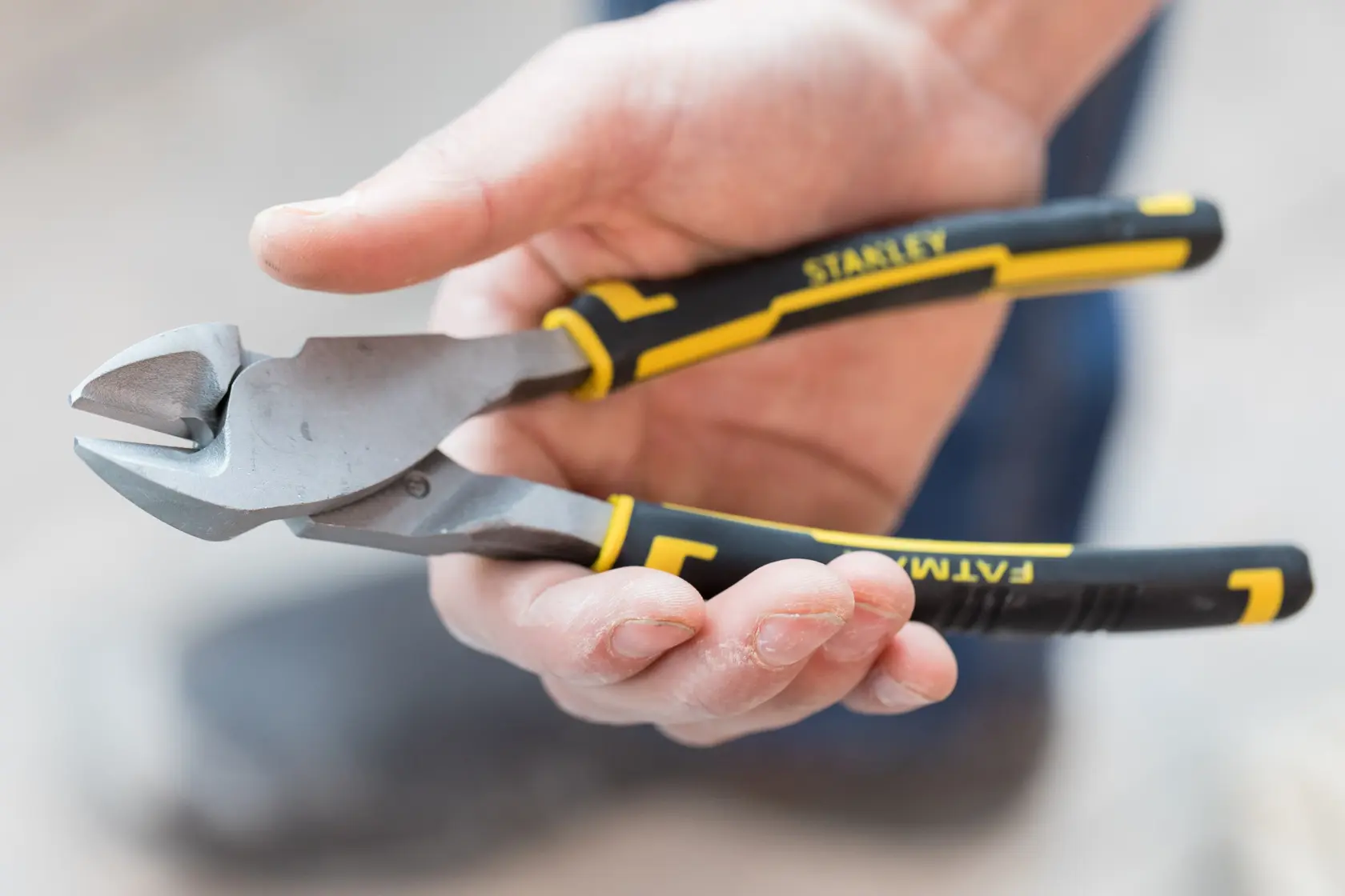 STANLEY 0-89-861 pinza da taglio diagonale con manici neri e gialli tenuta in mano.
