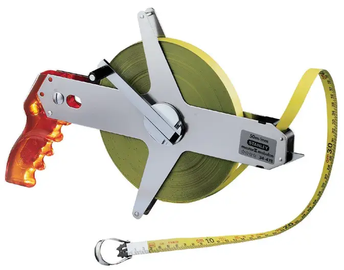 STANLEY 1-34-477 metro a nastro in fibra di vetro con bobina aperta, giallo e argento, vista laterale su sfondo bianco.