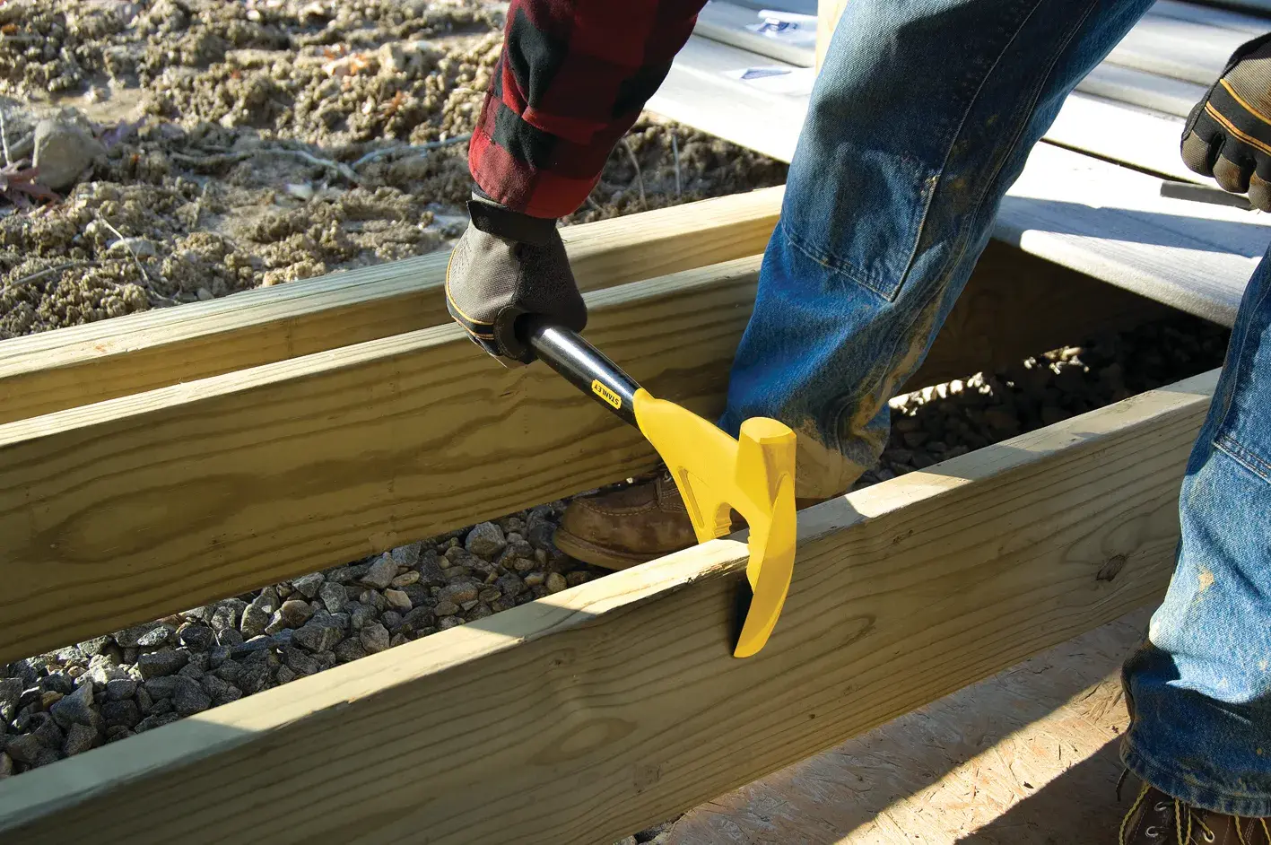 STANLEY 1-55-099 leva da demolizione su travi di legno in cantiere, primo piano dello strumento in uso.