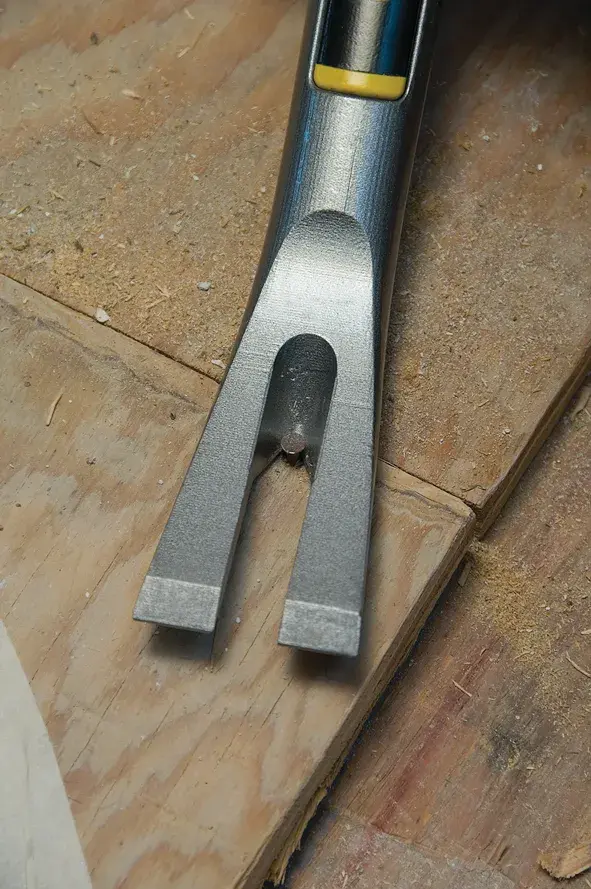 STANLEY 1-55-120 piede di porco primo piano, estremità a forcella in acciaio su superficie di legno.