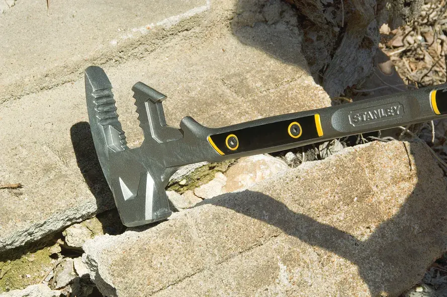STANLEY 1-55-120 martello da demolizione con manico nero e giallo su macerie di pietra all’aperto.