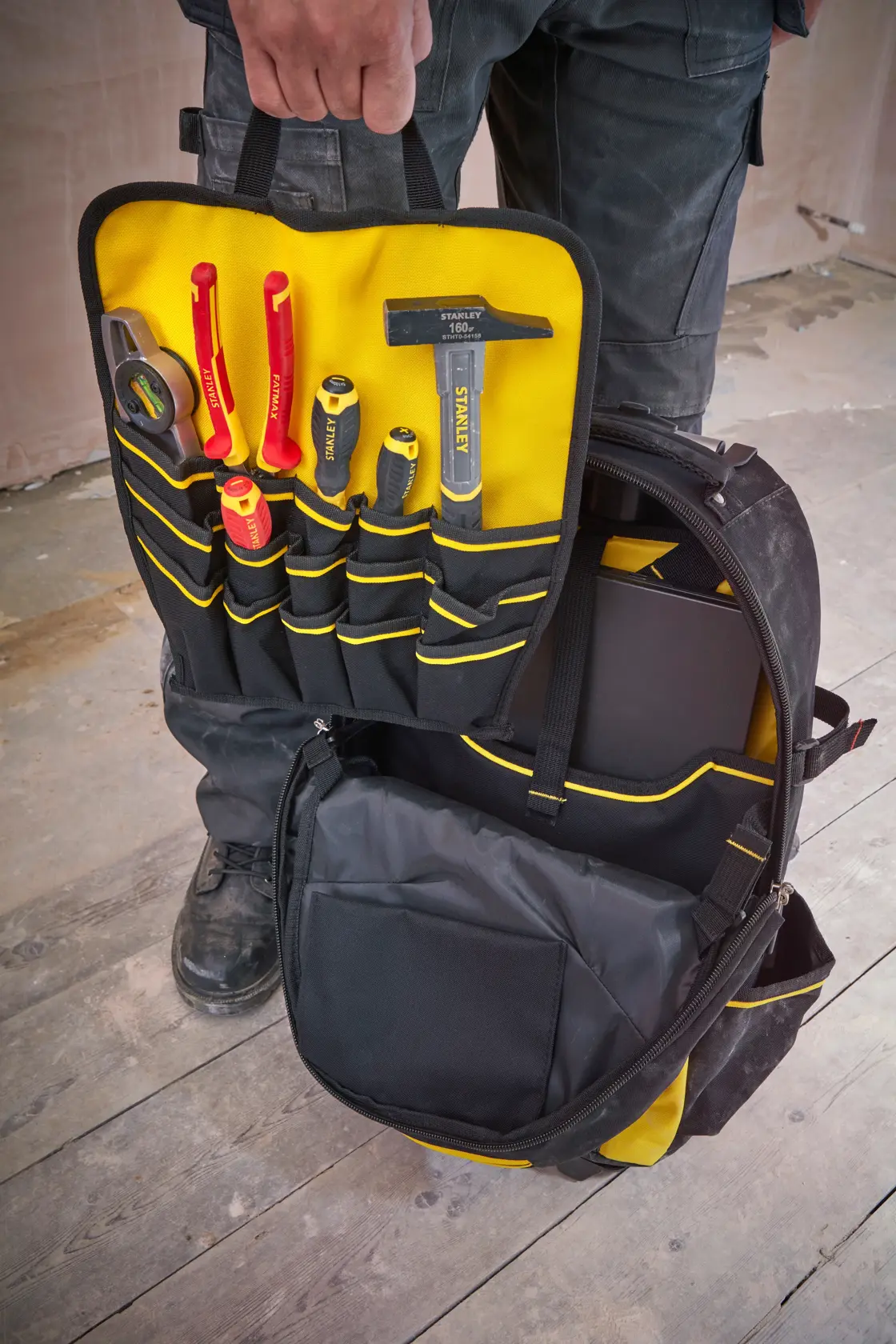 STANLEY 1-79-215 zaino porta attrezzi aperto, tasche gialle e nere con utensili manuali, vista frontale.