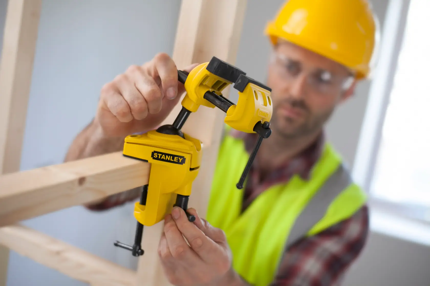 STANLEY 1-83-069 morsetto giallo utilizzato per fissare travi di legno, fotografia ravvicinata.