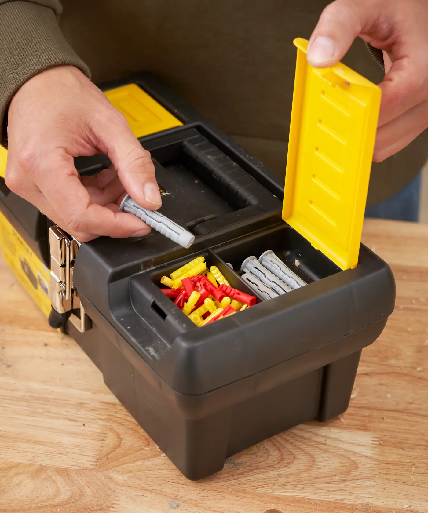 STANLEY 1-92-064 cassetta degli attrezzi con coperchio giallo, tasselli assortiti su superficie di legno, primo piano