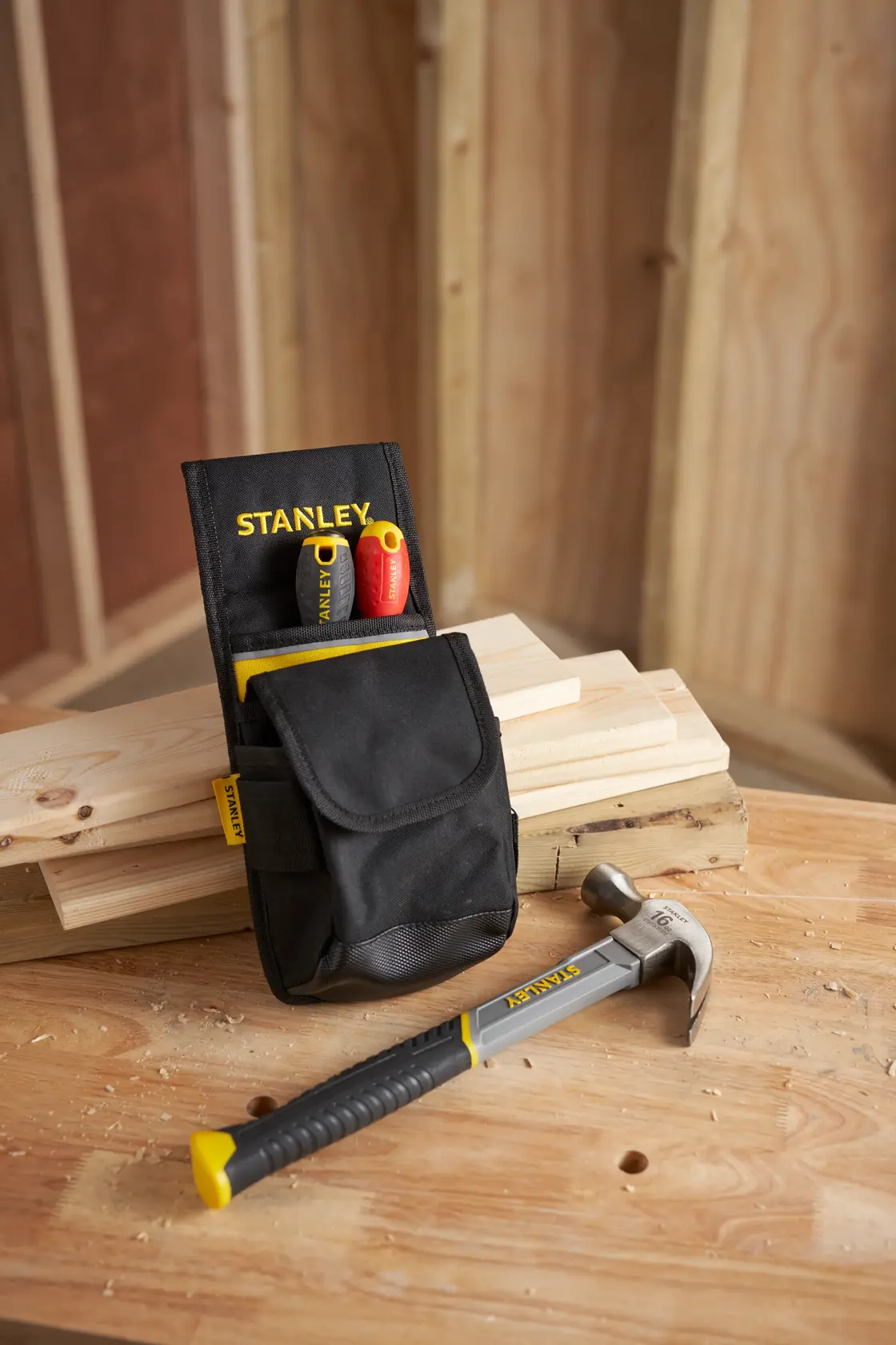 STANLEY 1-93-329 borsa porta attrezzi con due cacciaviti e martello su banco da lavoro in officina.
