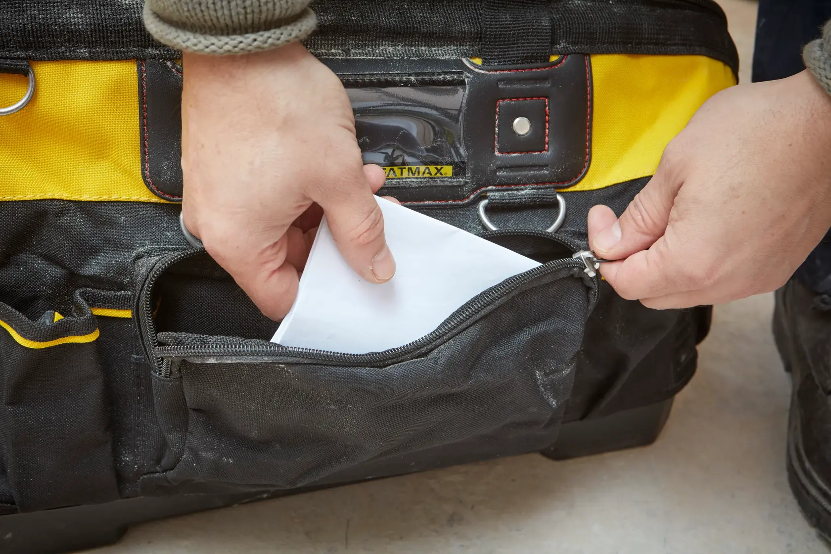 STANLEY 1-93-950 borsa porta attrezzi, tasca frontale con cerniera aperta e foglio inserito.