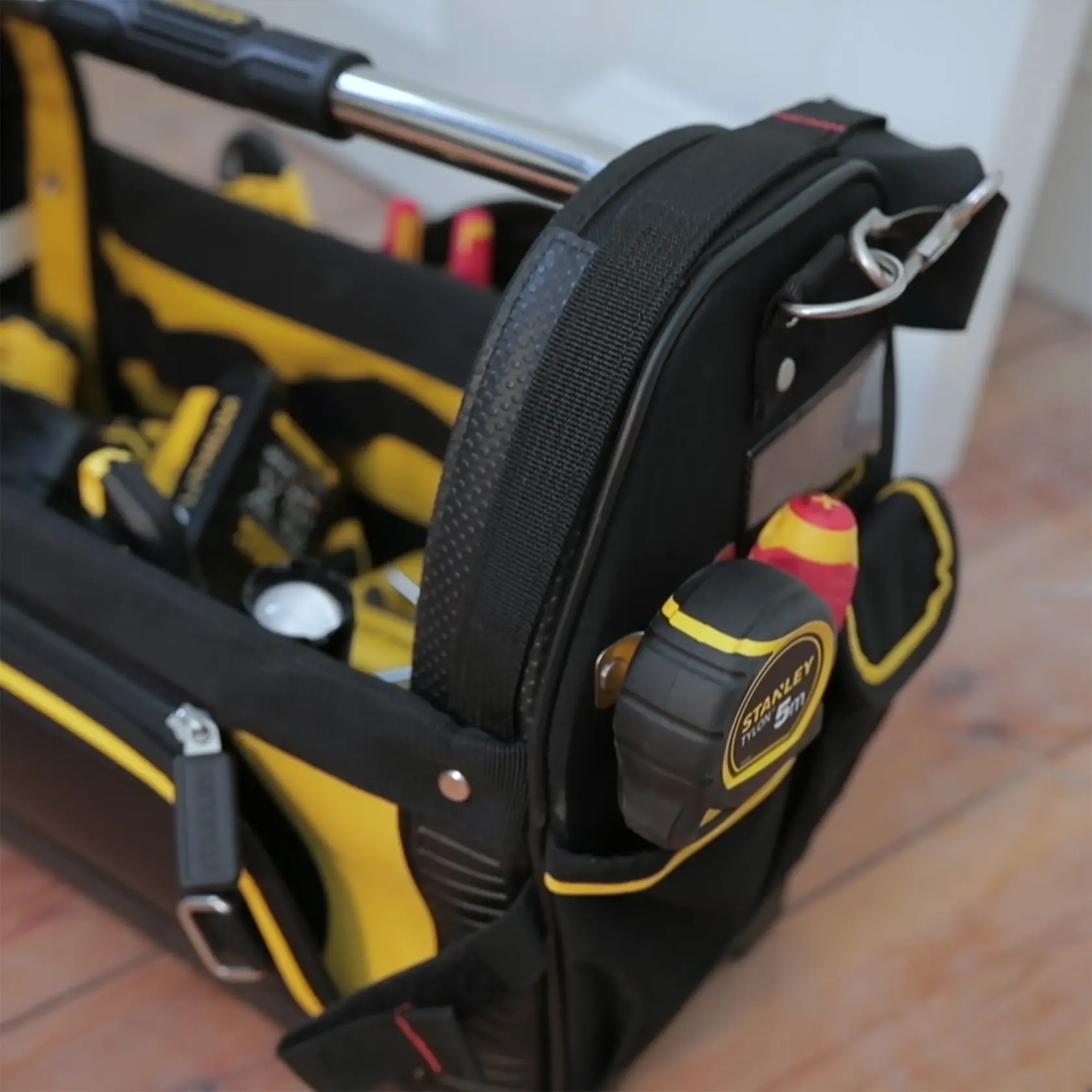 Borsa porta attrezzi STANLEY 1-93-951 con dettagli gialli e neri, piena di attrezzi, vista laterale ravvicinata.