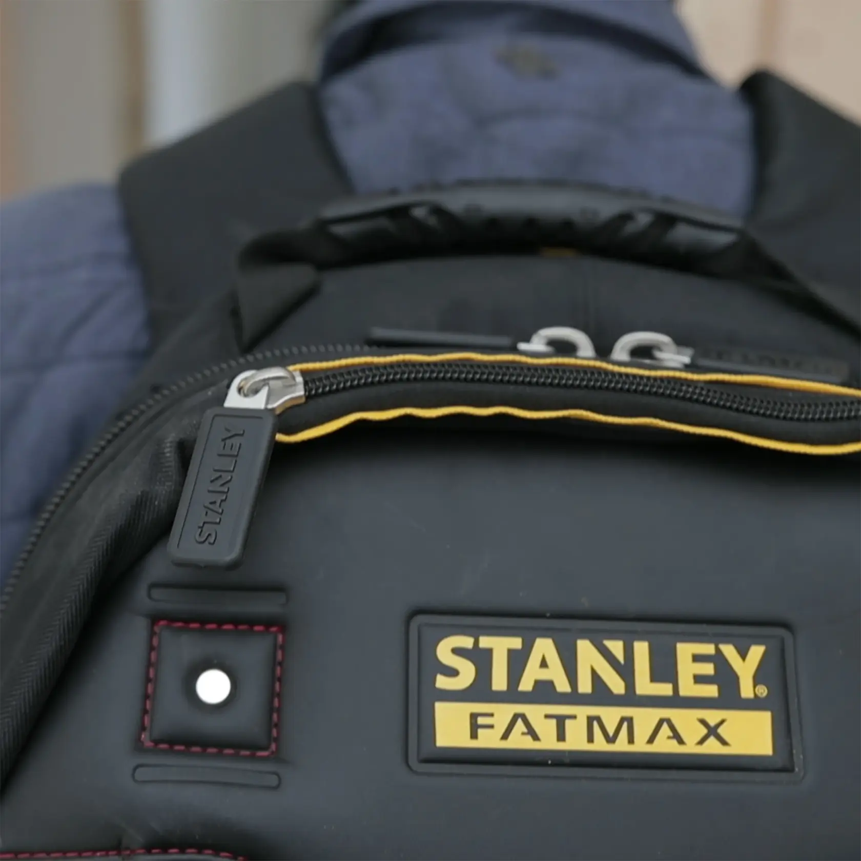STANLEY 1-95-611 FATMAX zaino nero, primo piano su logo e dettaglio della cerniera.