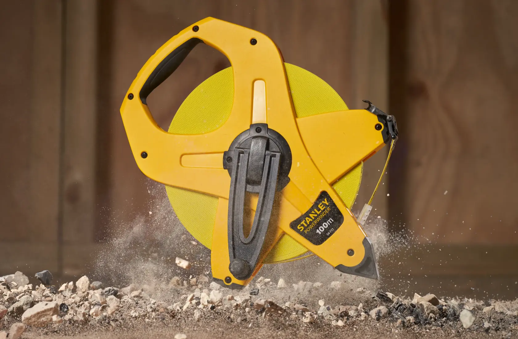 STANLEY 2-34-777 metro a nastro giallo con telaio aperto in cantiere, vista ravvicinata.