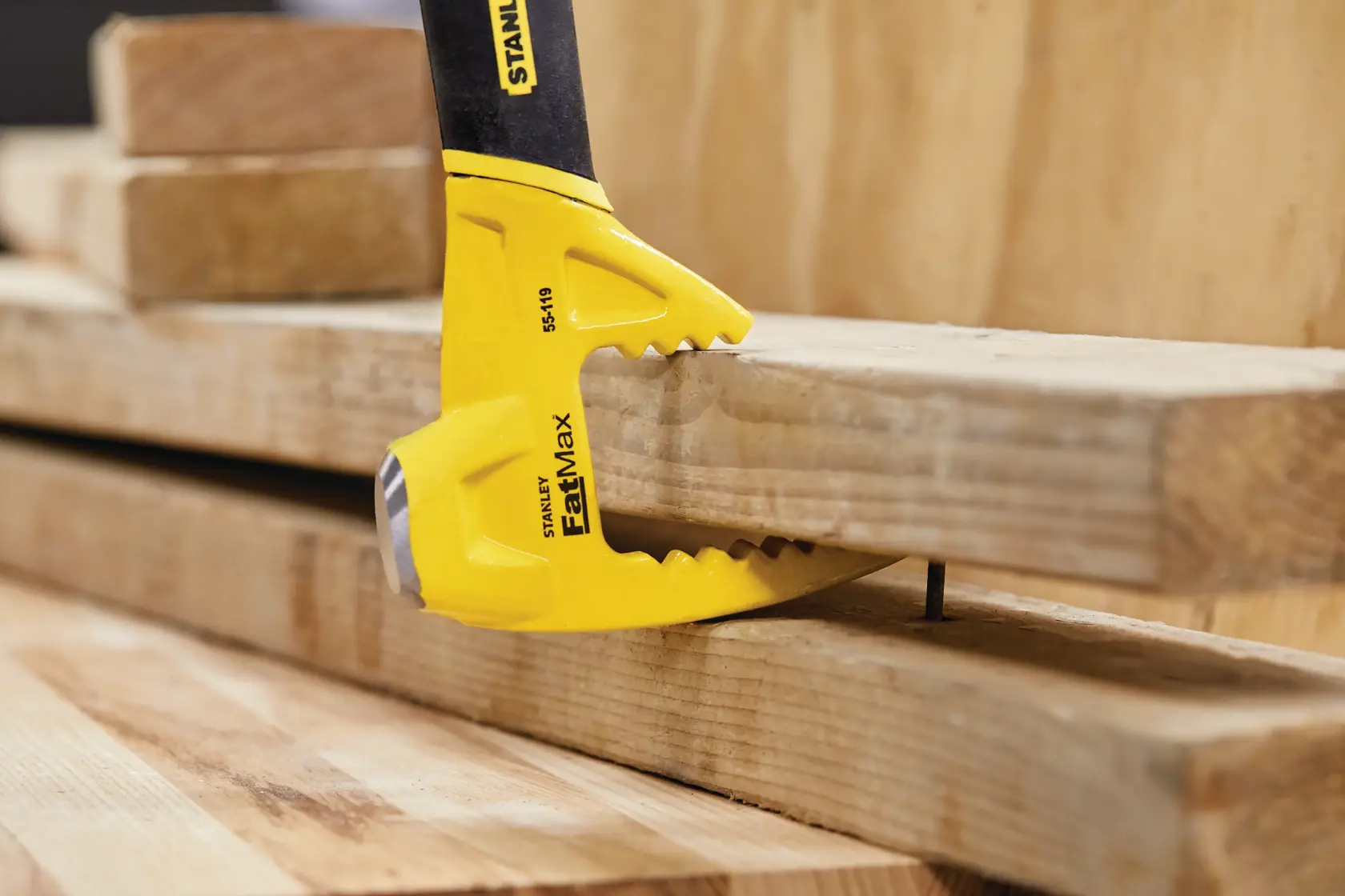 STANLEY 55-119 FatMax utensile demolizione solleva assi di legno con artiglio in cantiere.