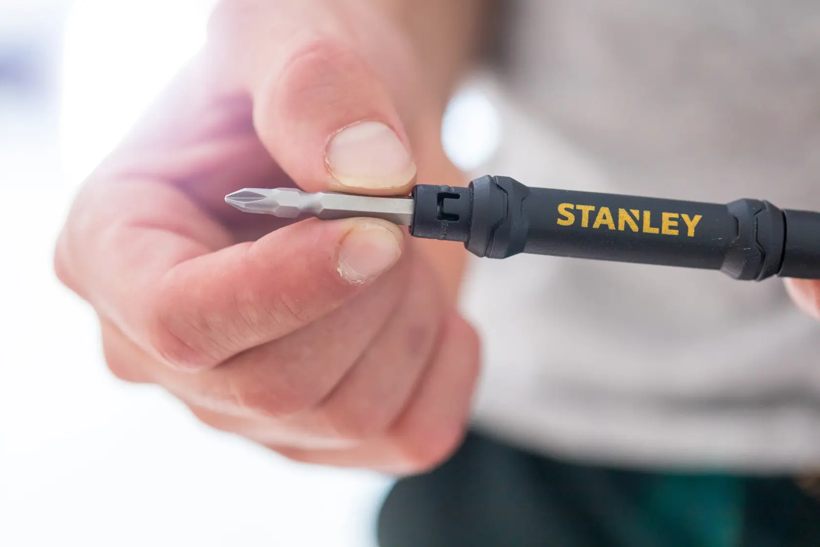 Foto del cacciavite STANLEY 66-344M con impugnatura nera e logo giallo, tenuto in mano, vista ravvicinata.