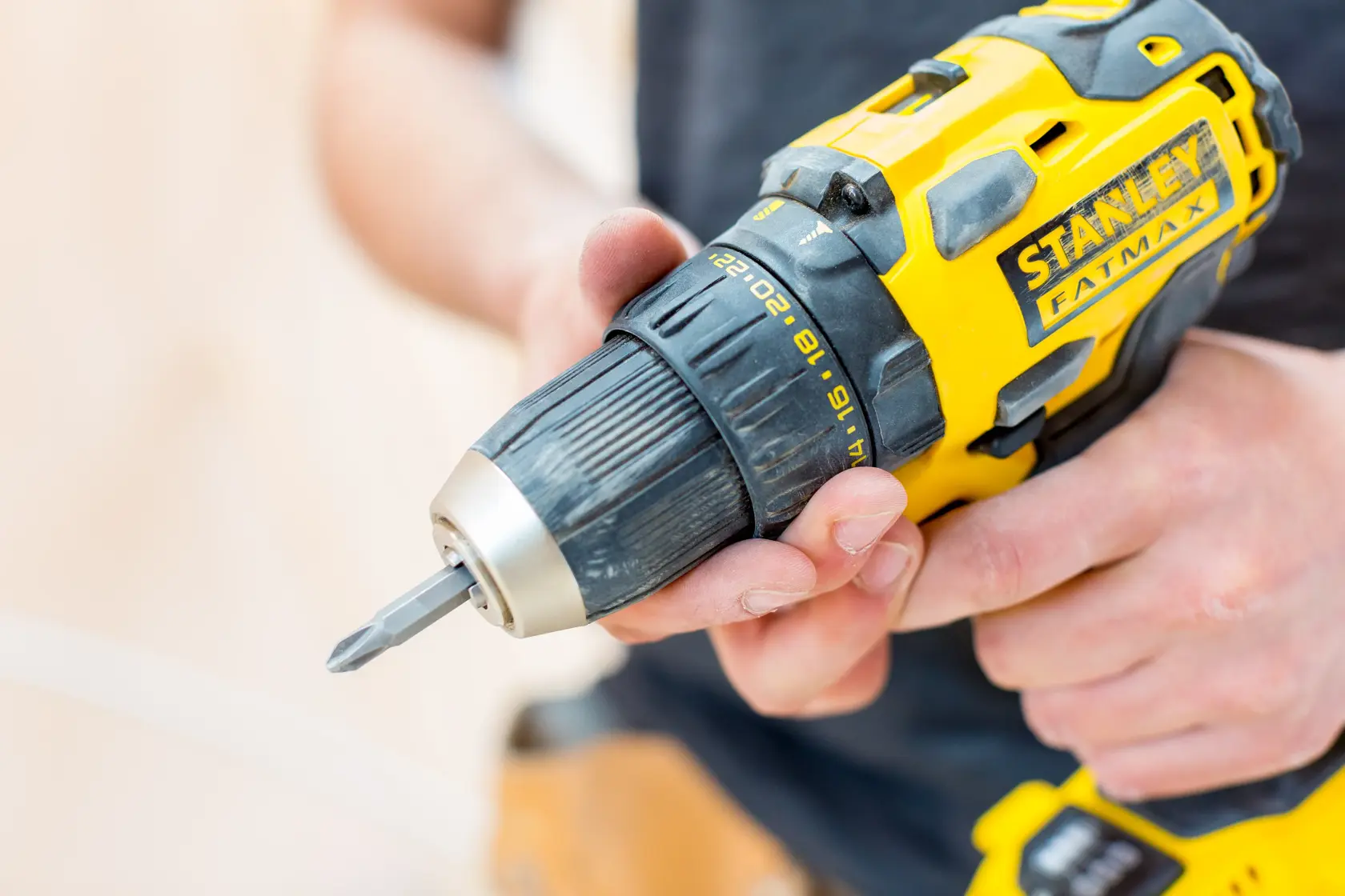 STANLEY FMC607D2T trapano cordless in uso, foto ravvicinata del corpo giallo e nero.