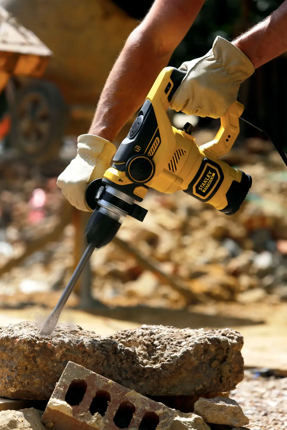 Martello rotativo STANLEY FME1250K in uso, design giallo e nero, perfora cemento in cantiere.