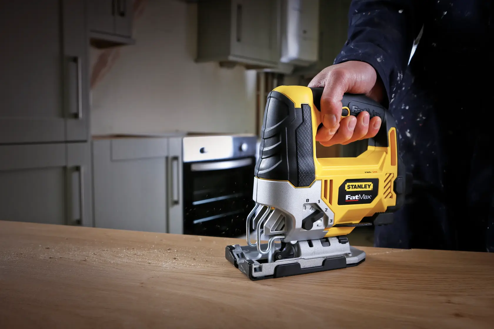 STANLEY FME340K seghetto alternativo in uso su legno, vista ravvicinata, design giallo e nero.