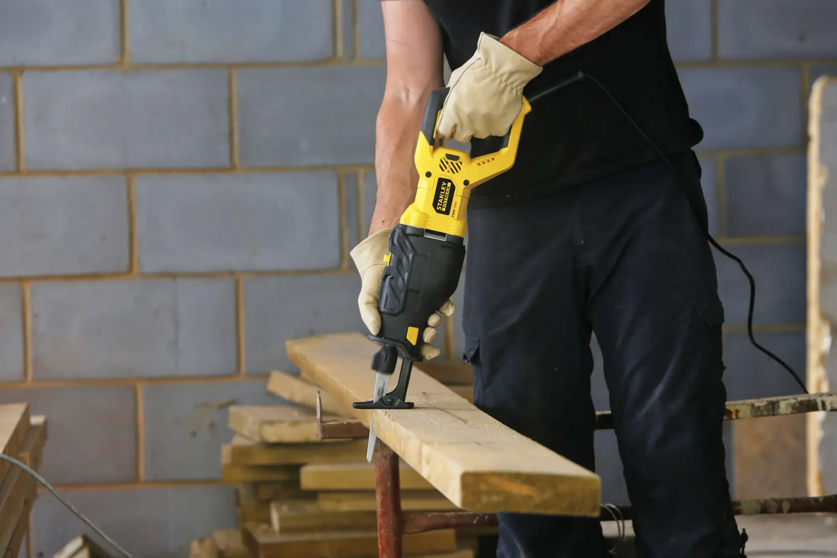 STANLEY FME365K sega reciproca in uso per tagliare una tavola di legno, ambiente di cantiere, dimostrazione prodotto.
