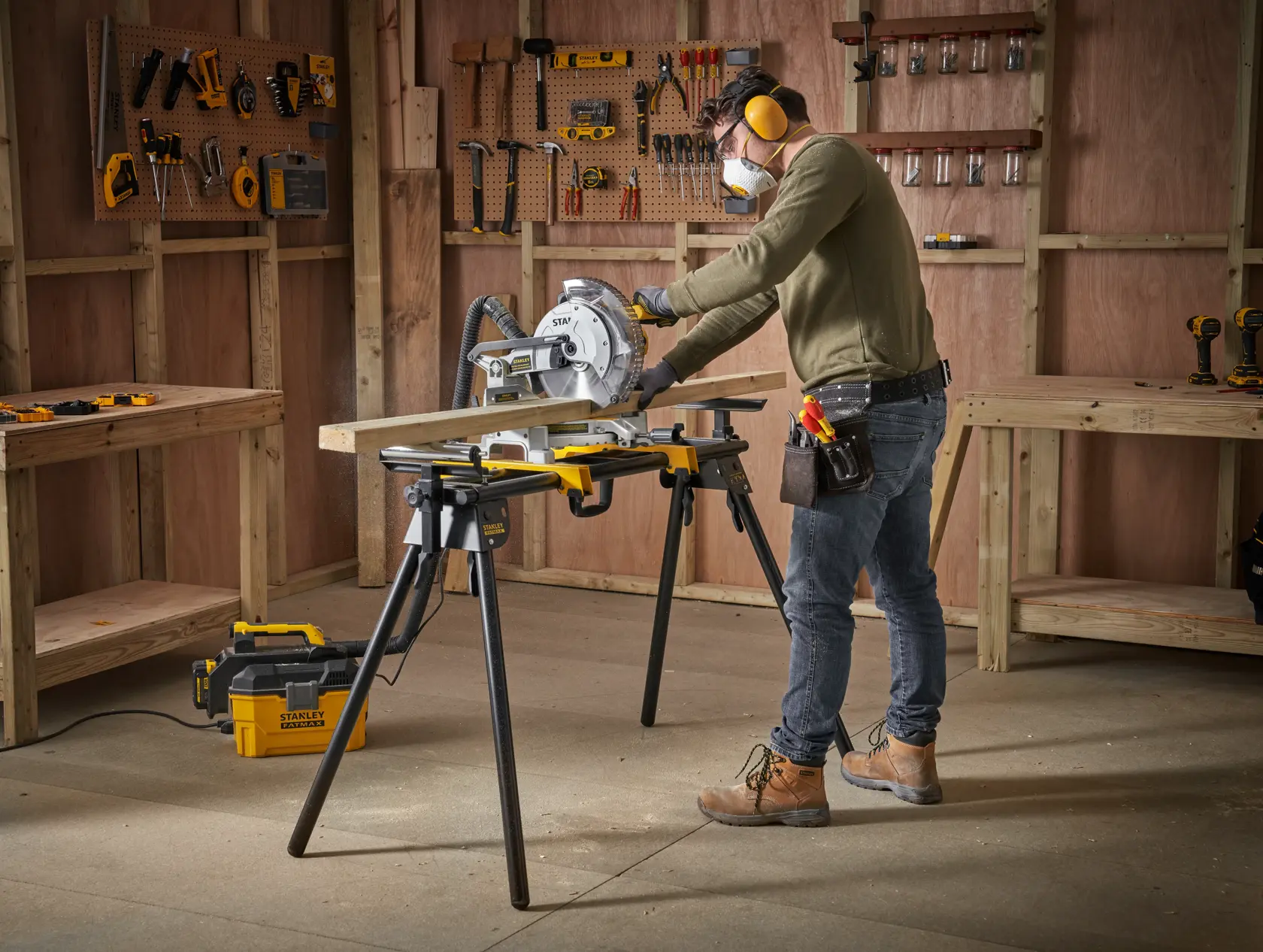 STANLEY FME790-XJ troncatrice in uso su banco da lavoro, uomo taglia legno in officina.