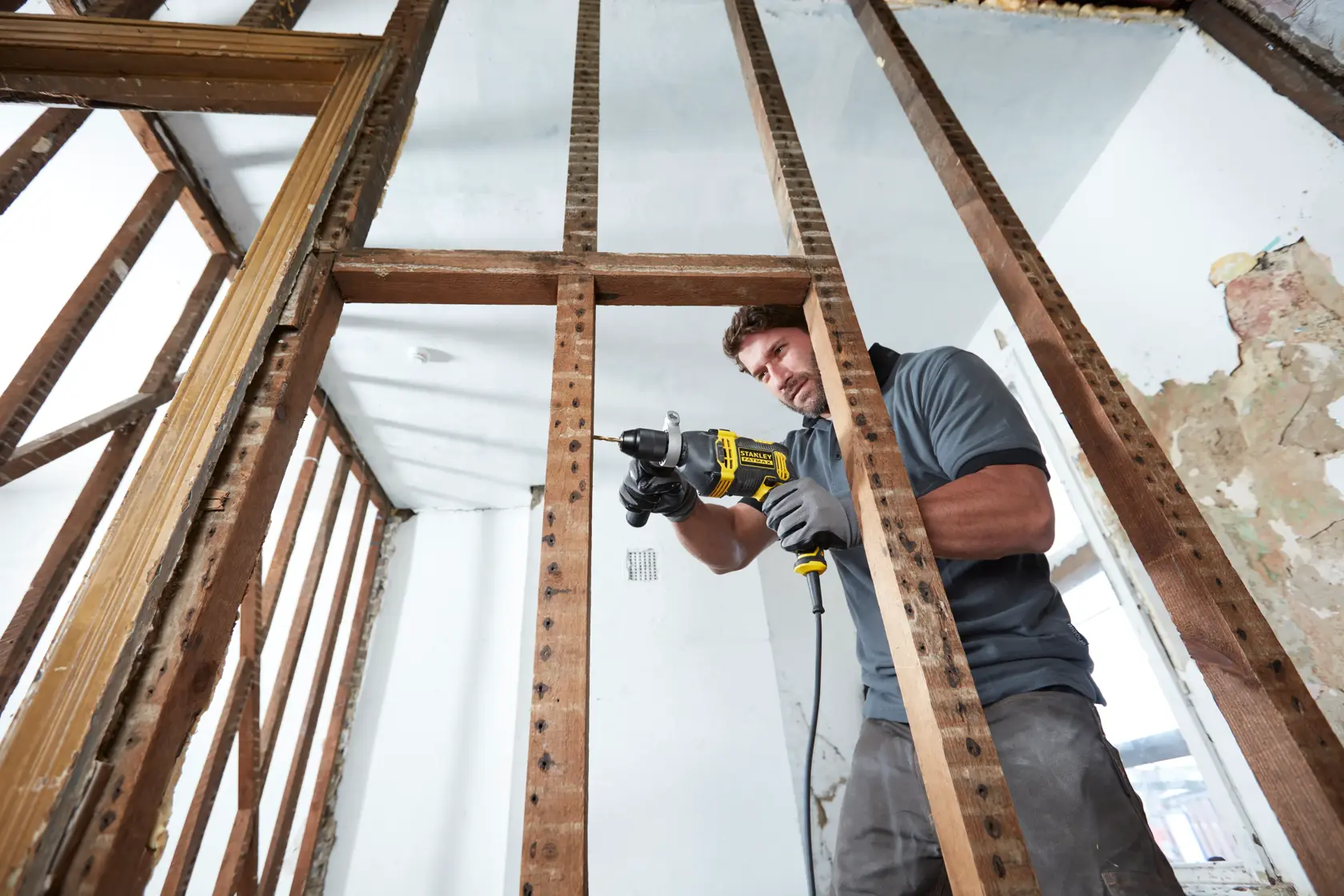 STANLEY FMEH850K trapano in uso sulla struttura in legno, cantiere, angolo laterale ravvicinato.