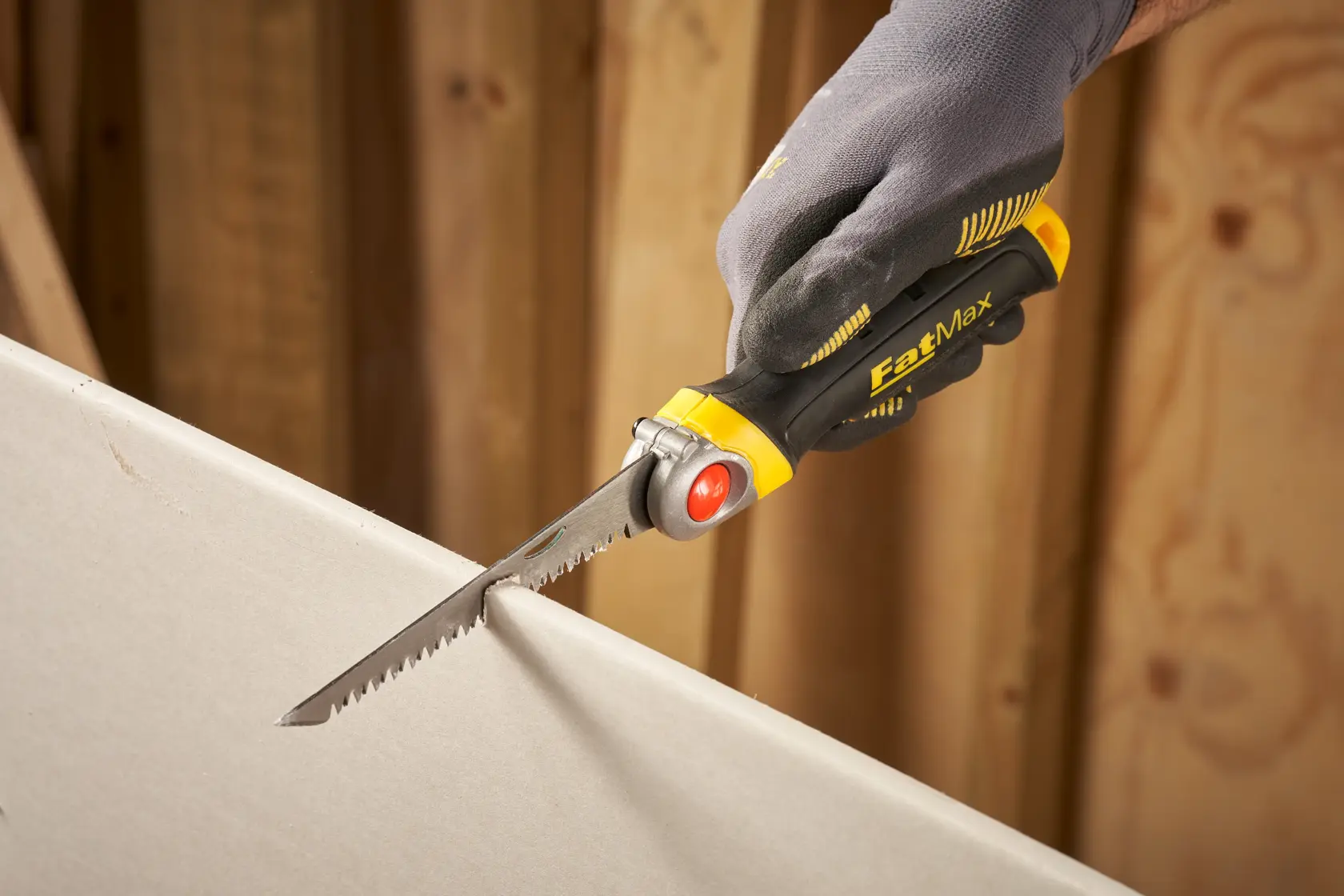 STANLEY FMHT0-20559 seghetto per cartongesso con manico ergonomico in uso, angolo laterale ravvicinato.