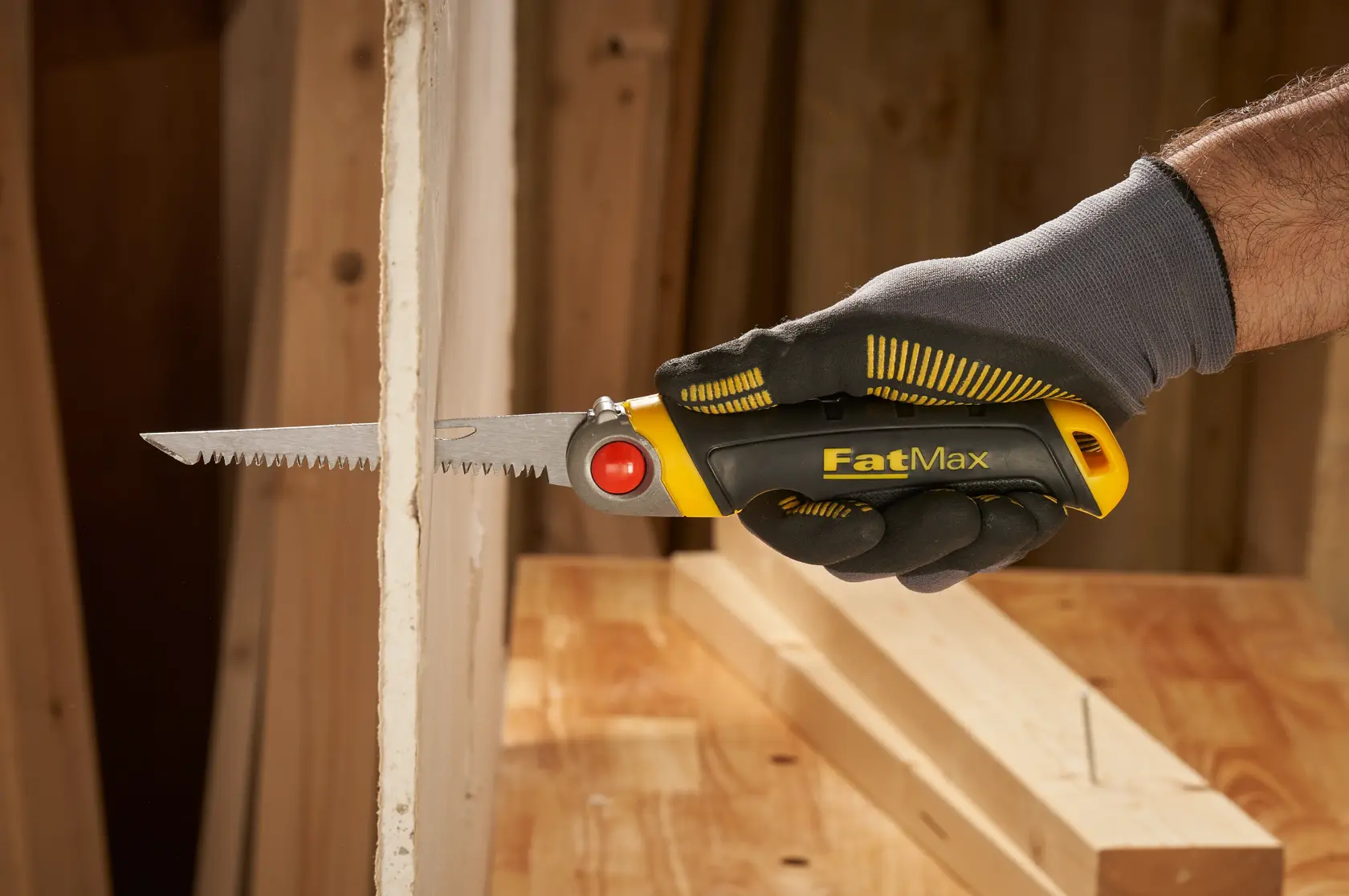 STANLEY FMHT0-20559 FatMax sega pieghevole taglia cartongesso, vista ravvicinata mano guantata.
