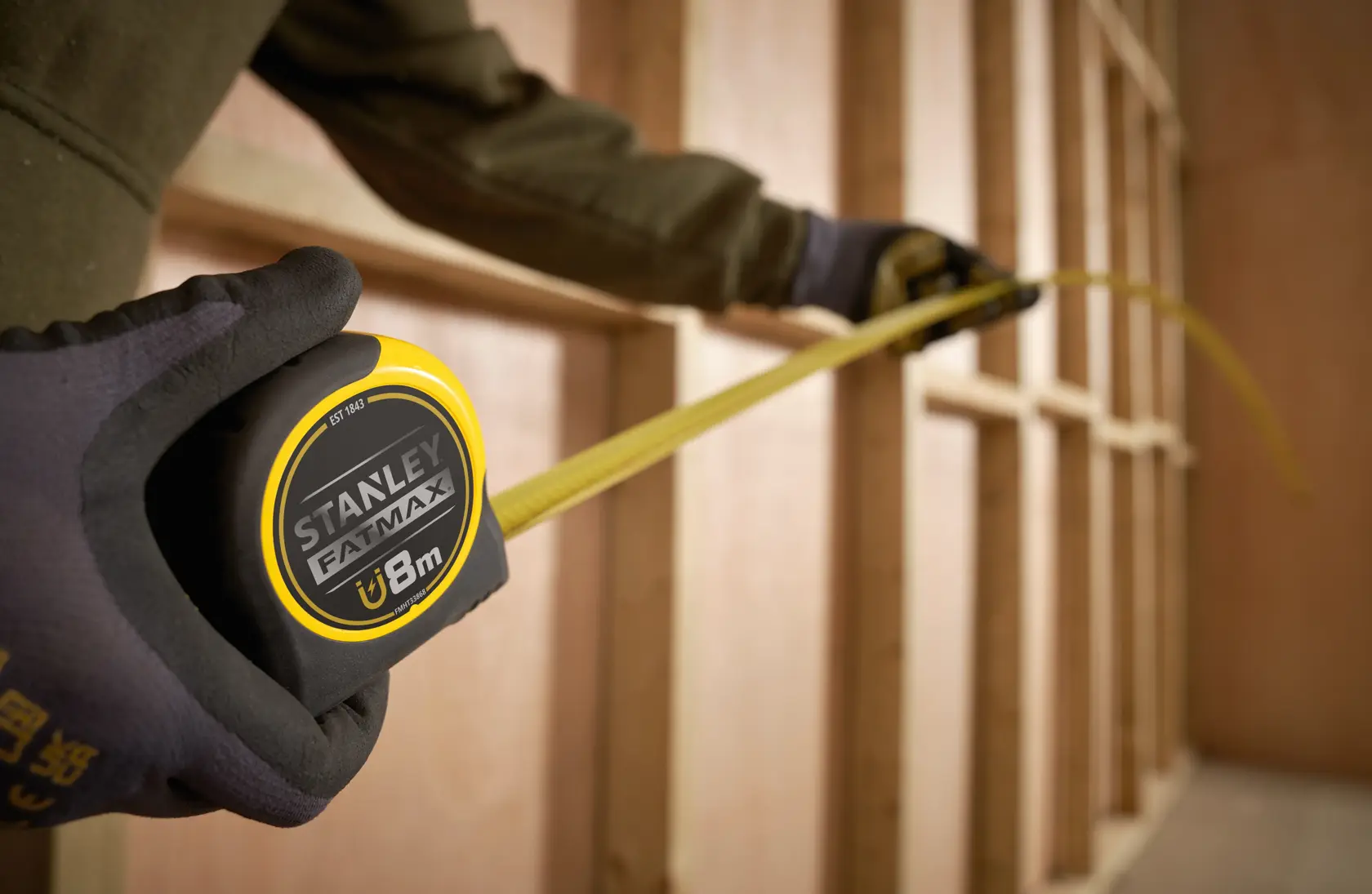 Stanley FMHT0-33868 metro a nastro con lama gialla estesa in un contesto di costruzione.