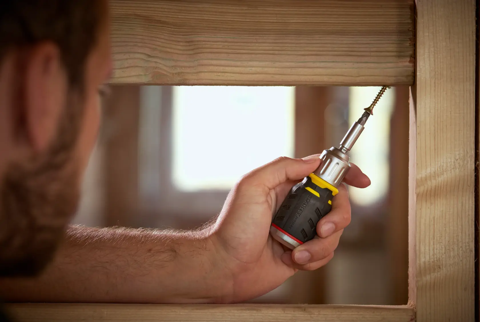 STANLEY FMHT0-62688 cacciavite utilizzato per avvitare su telaio di legno, foto ravvicinata.