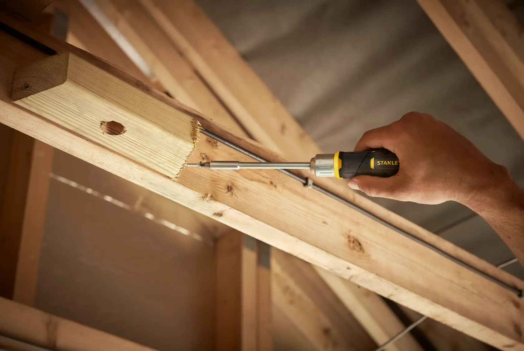 STANLEY FMHT0-62691 cacciavite su trave di legno, vista laterale, foto del prodotto in cantiere.