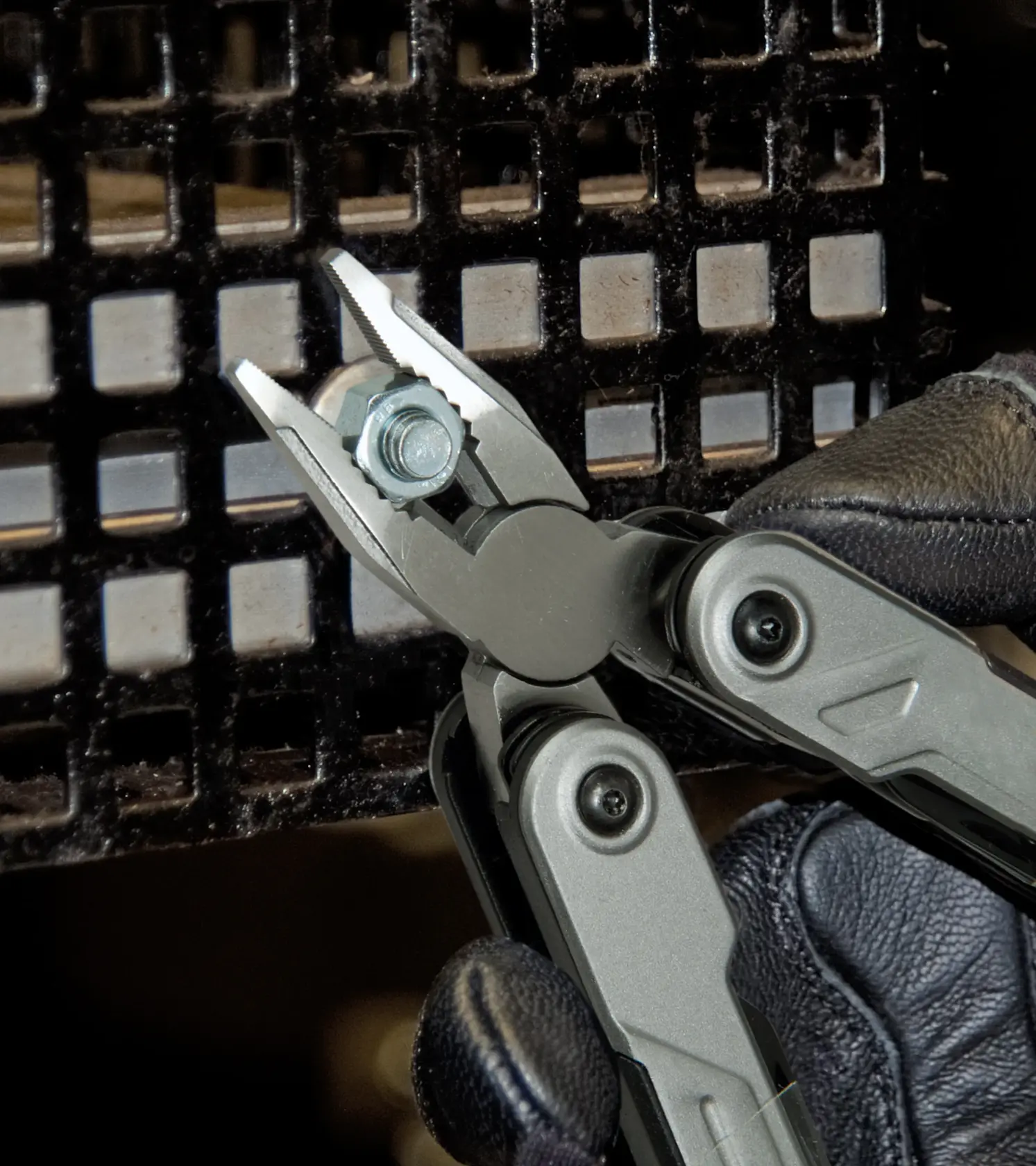 Pinza multiuso STANLEY FMHT0-72414 che afferra un bullone, primo piano con mano guantata.