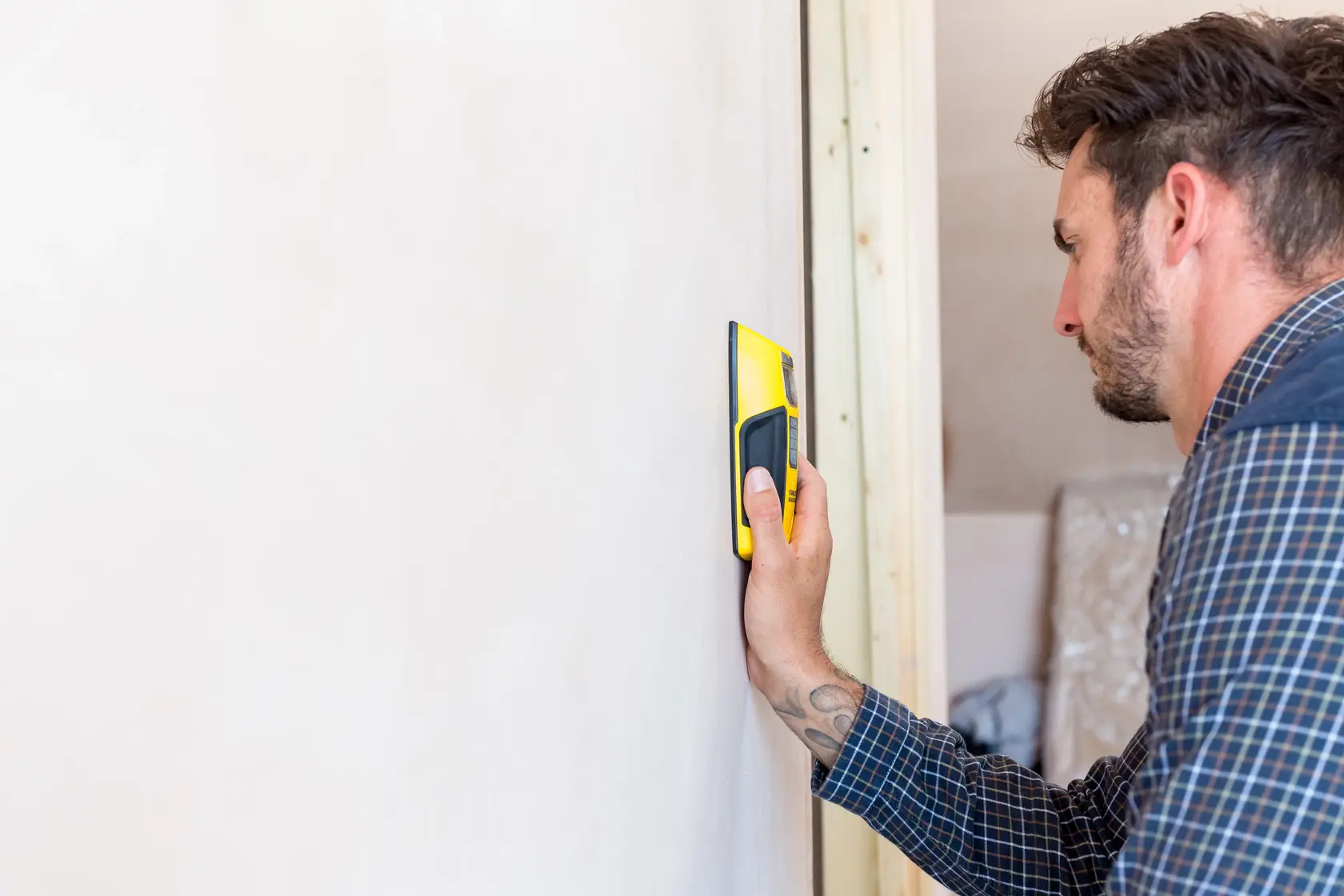 STANLEY FMHT0-77407 cercastud in mano rileva montante in legno nel muro, vista laterale, interno casa.