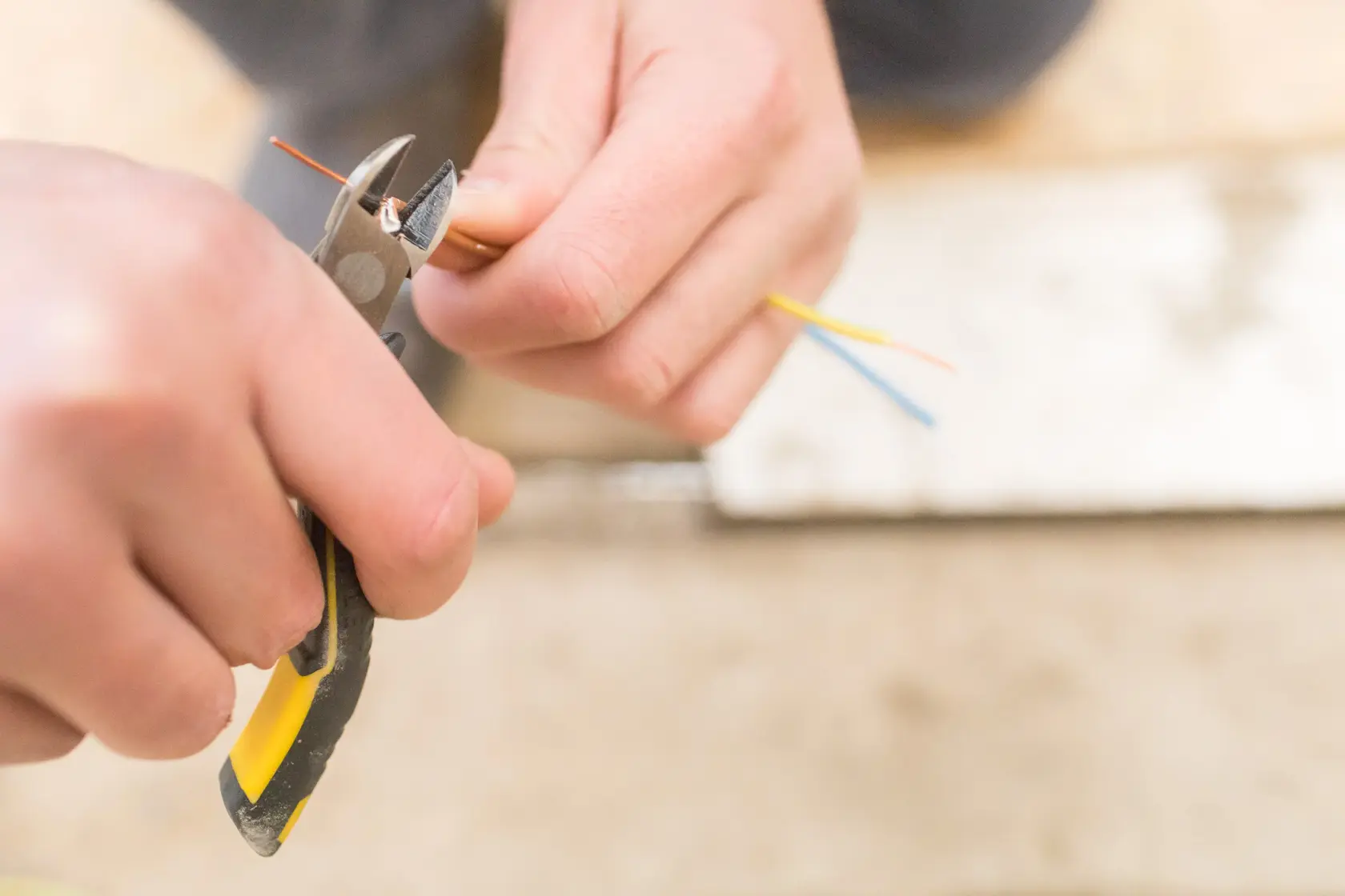 STANLEY FMHT0-80518 pinza diagonale che taglia fili elettrici colorati, foto ravvicinata.