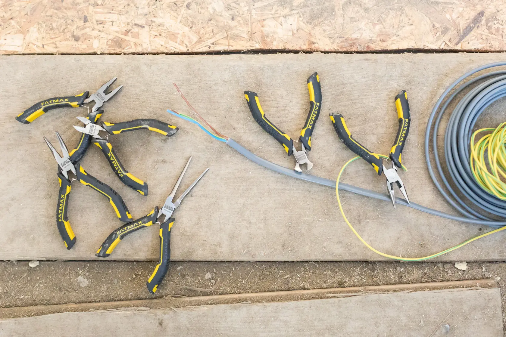 STANLEY FMHT0-80541 set di pinze con manici neri e gialli su cantiere, vista dall’alto.