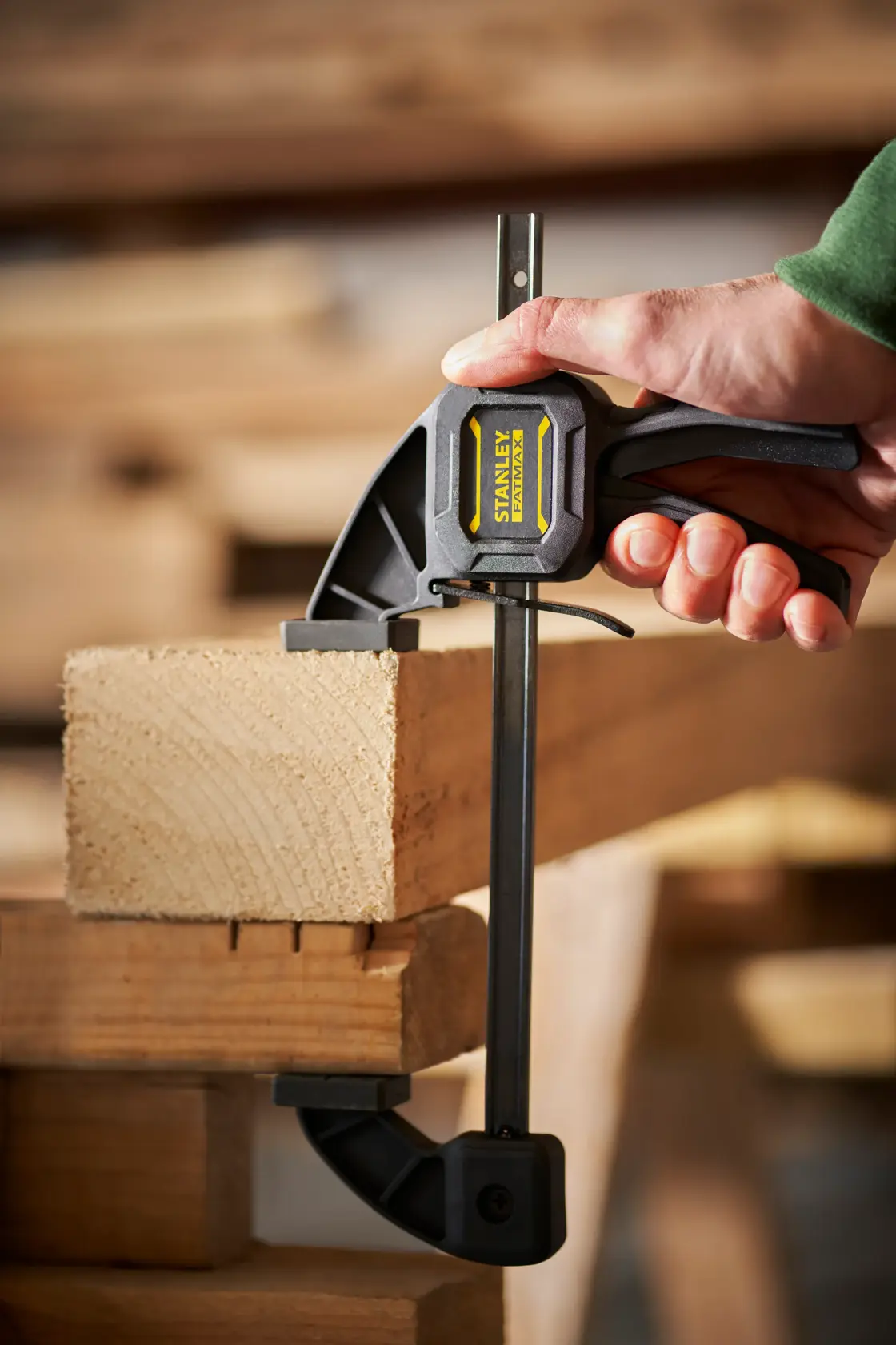 STANLEY FMHT0-83232 fotografia di morsetto rapido che fissa una tavola di legno in officina.